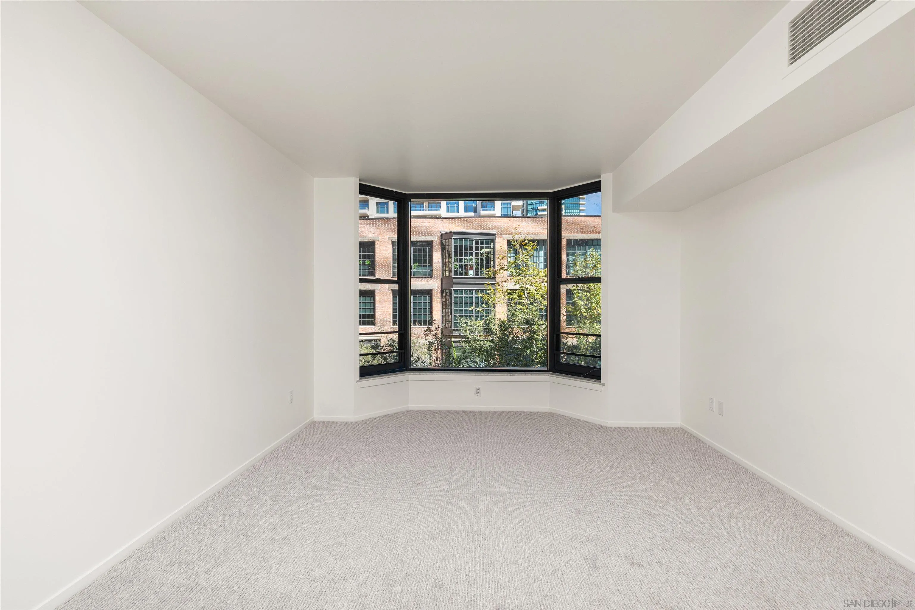 https://cdn.realtyfeed.com/cdn/127/260021638/9fbf67e4ee7bea90d60b85b630443efe.webp