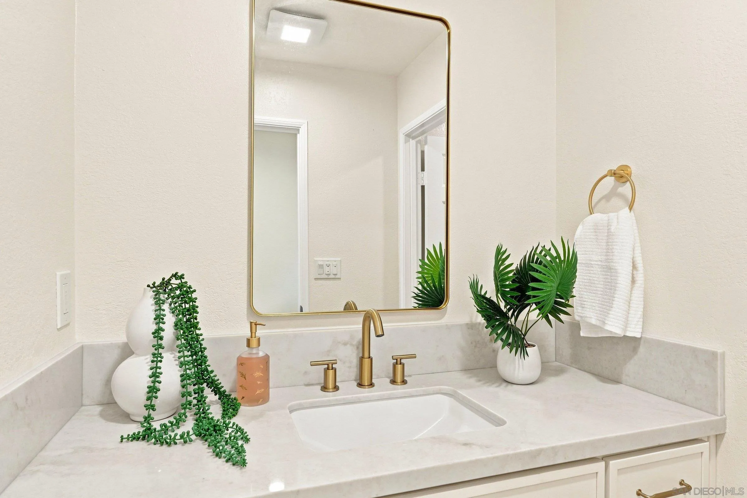 https://cdn.realtyfeed.com/cdn/127/260021657/ea76552f4c7488d75e7f4cec3b4e7c59.webp