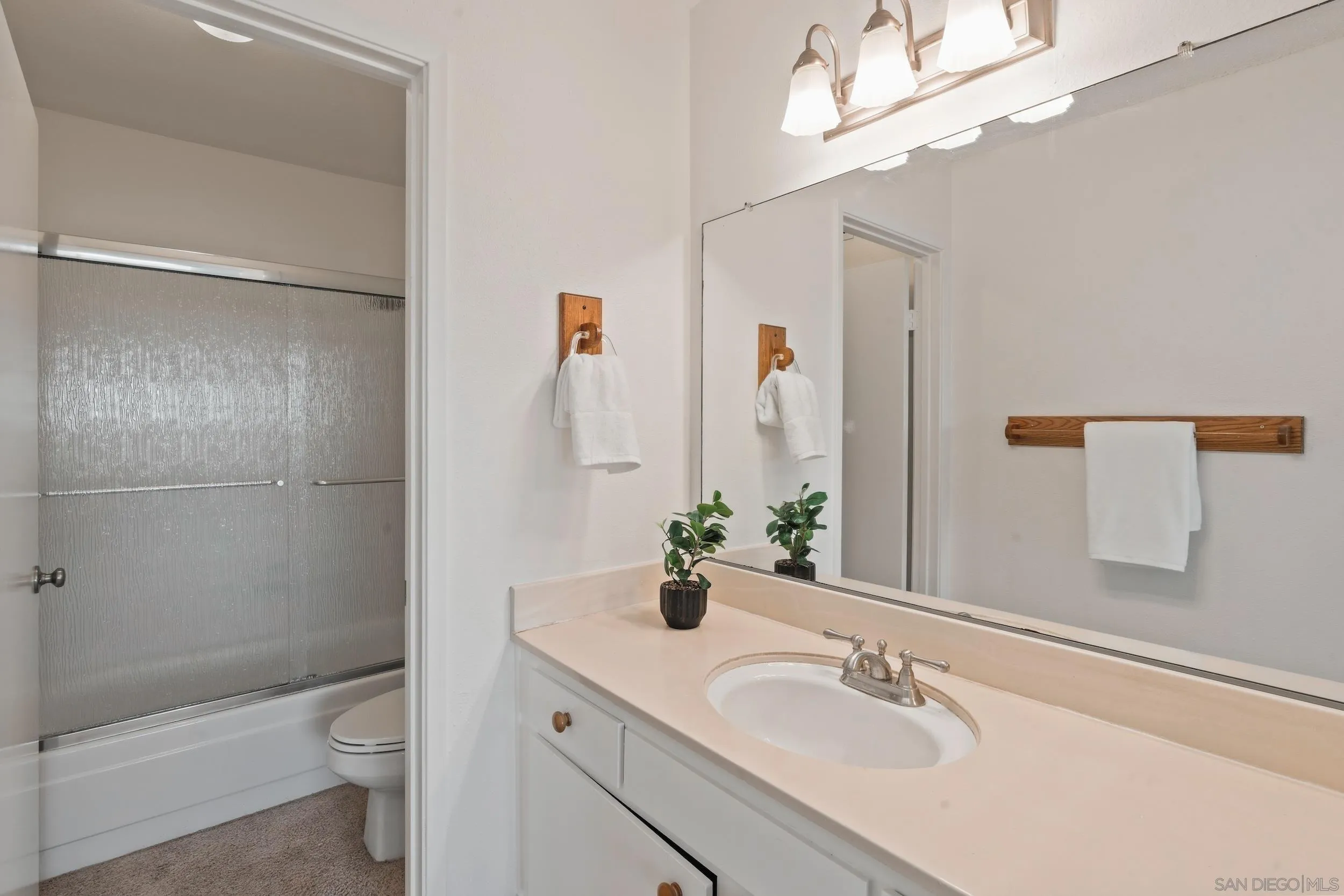 https://cdn.realtyfeed.com/cdn/127/260021660/d17dfab78681021e7b63fb0843d546bc.webp