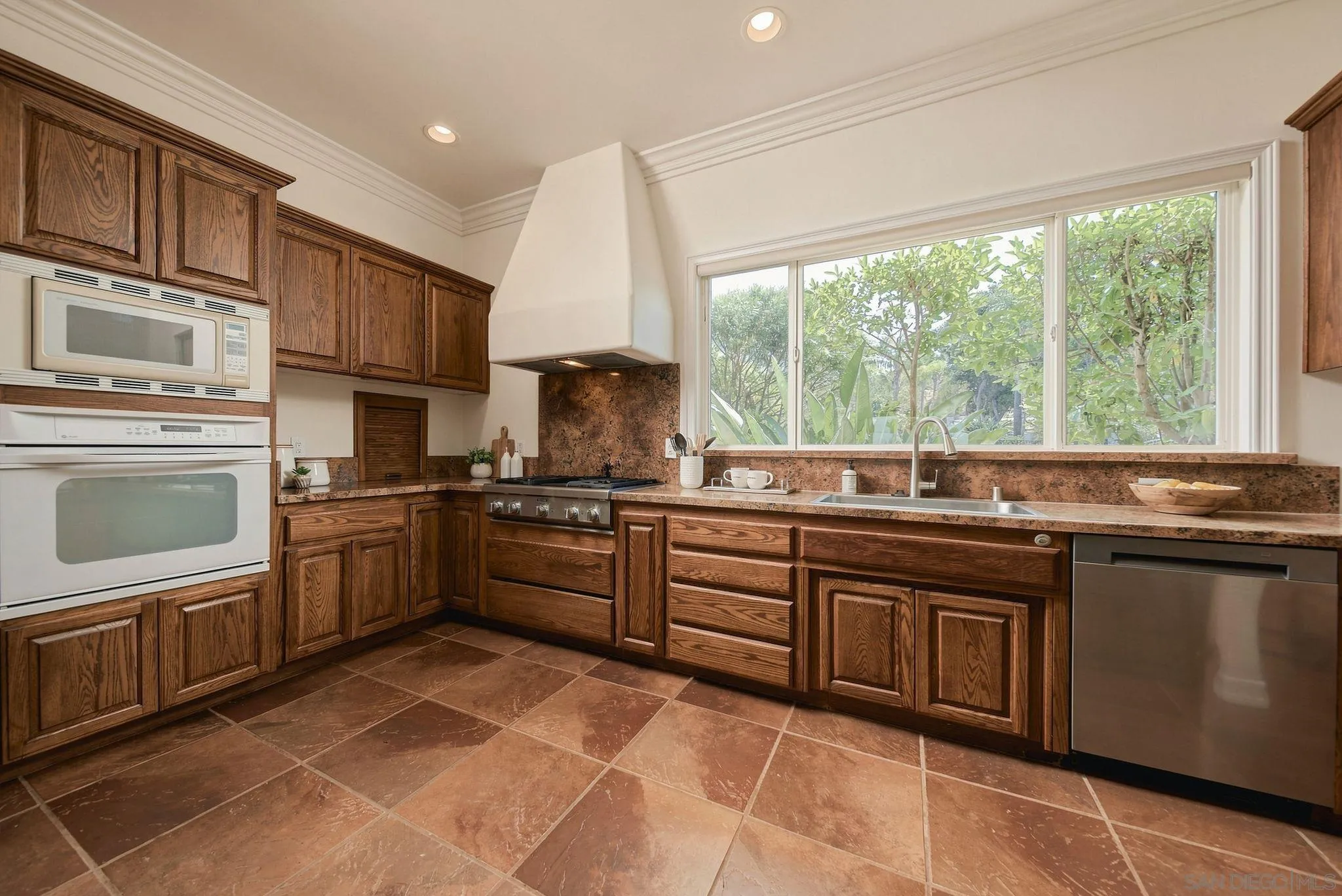 https://cdn.realtyfeed.com/cdn/127/260021664/136391f4d43af53957551c2731238f65.webp