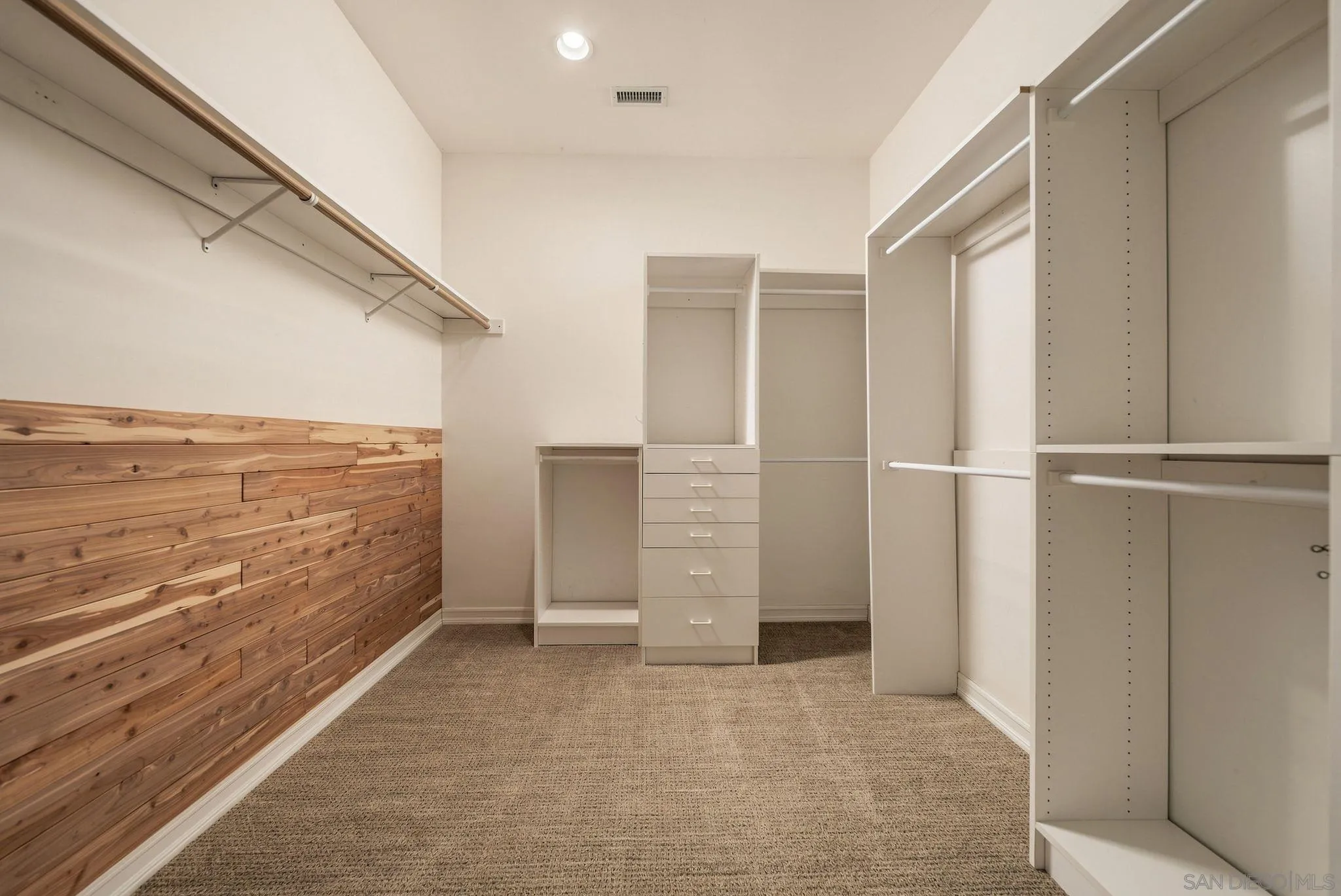 https://cdn.realtyfeed.com/cdn/127/260021664/1fbf703cc693789479a7b94bb432b6e6.webp