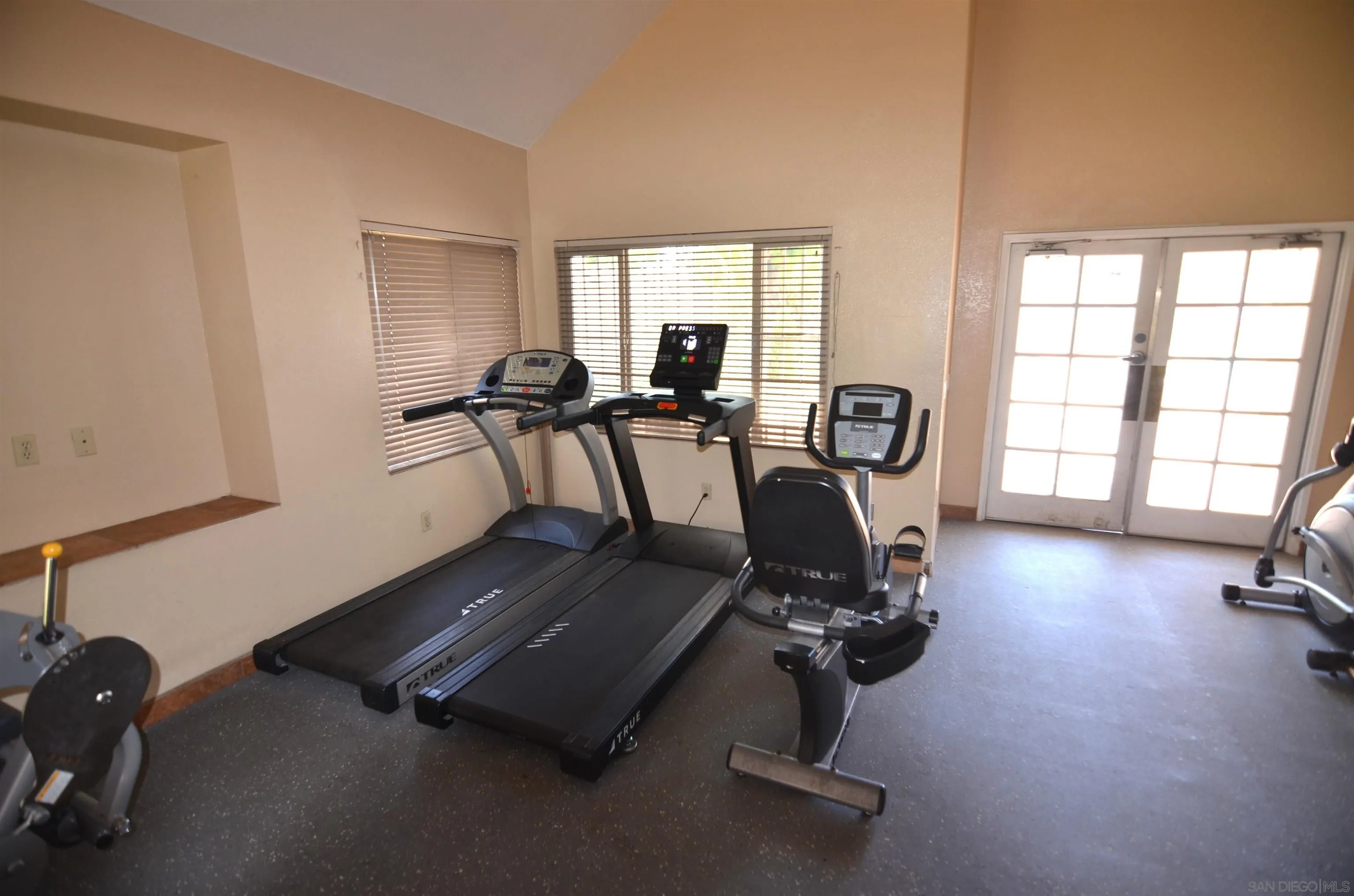 https://cdn.realtyfeed.com/cdn/127/260021669/61bd3ecb1c481fe7c7128b905396a920.webp
