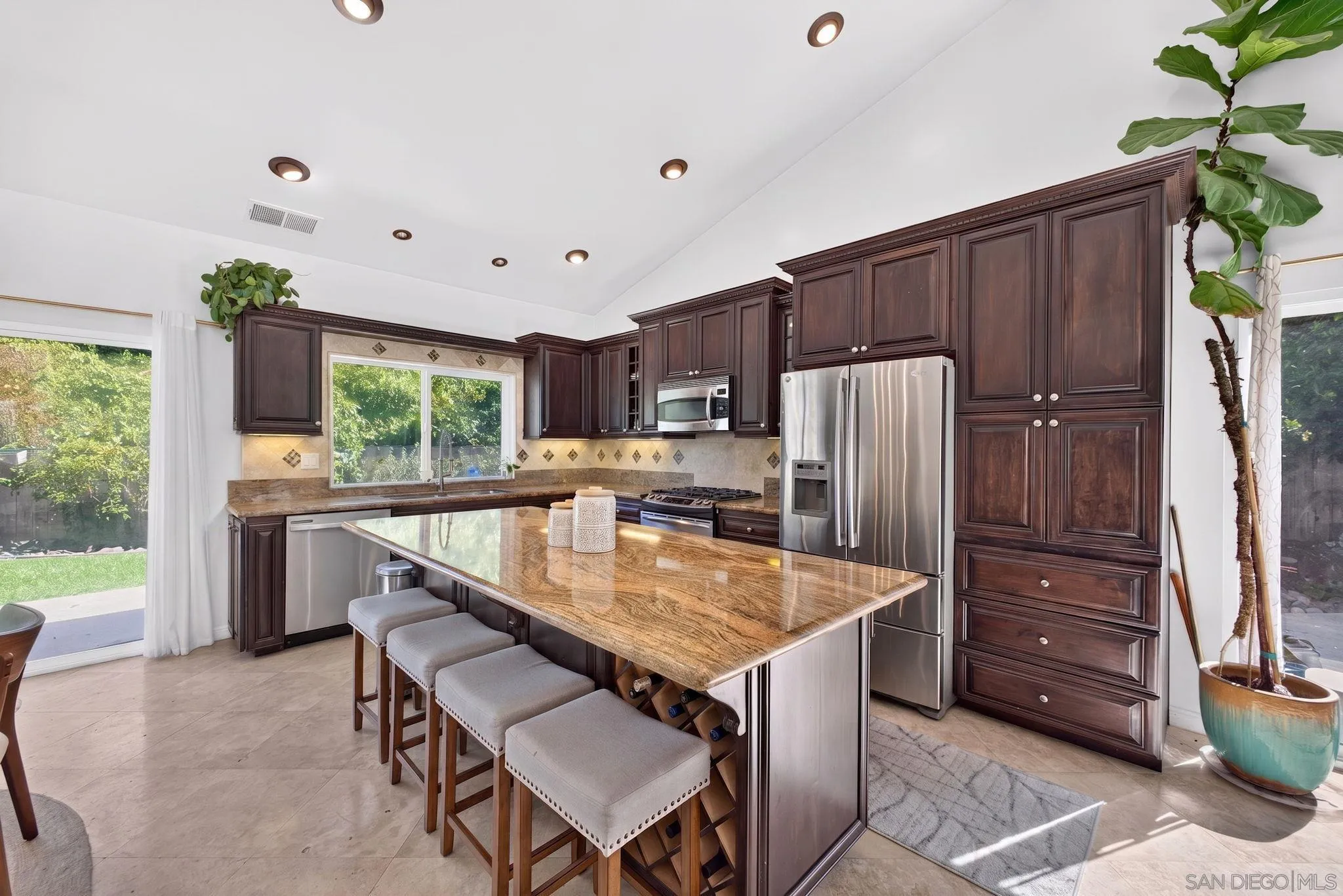 https://cdn.realtyfeed.com/cdn/127/260021670/2c5bf4bc9dc220826a9698111411ac98.webp