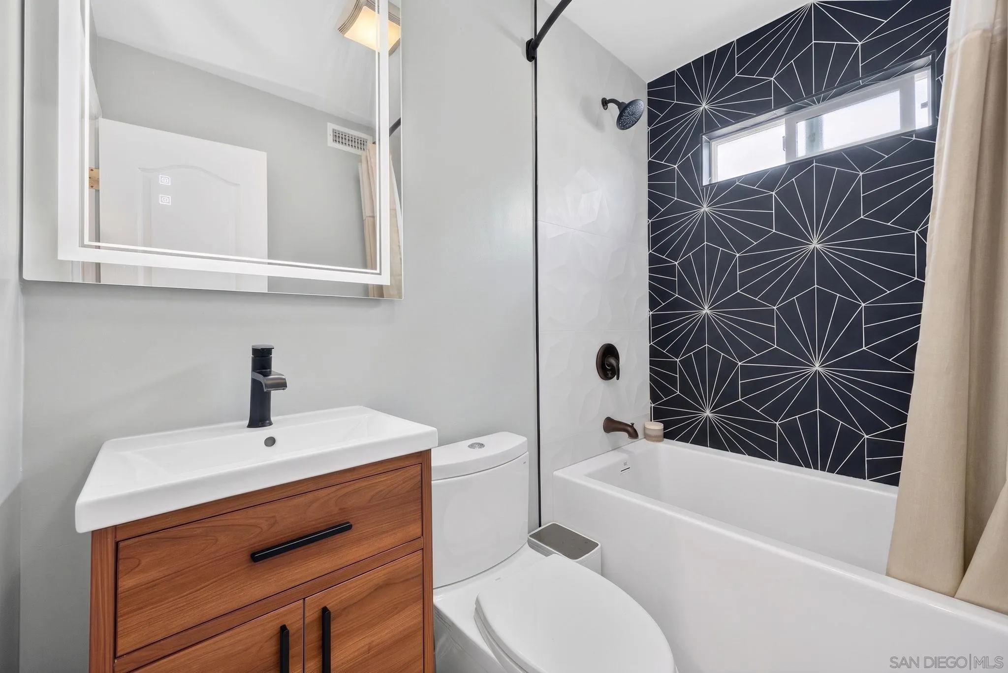 https://cdn.realtyfeed.com/cdn/127/260021670/3ef50589f4a49a541c7ee3cb4cbb82df.webp