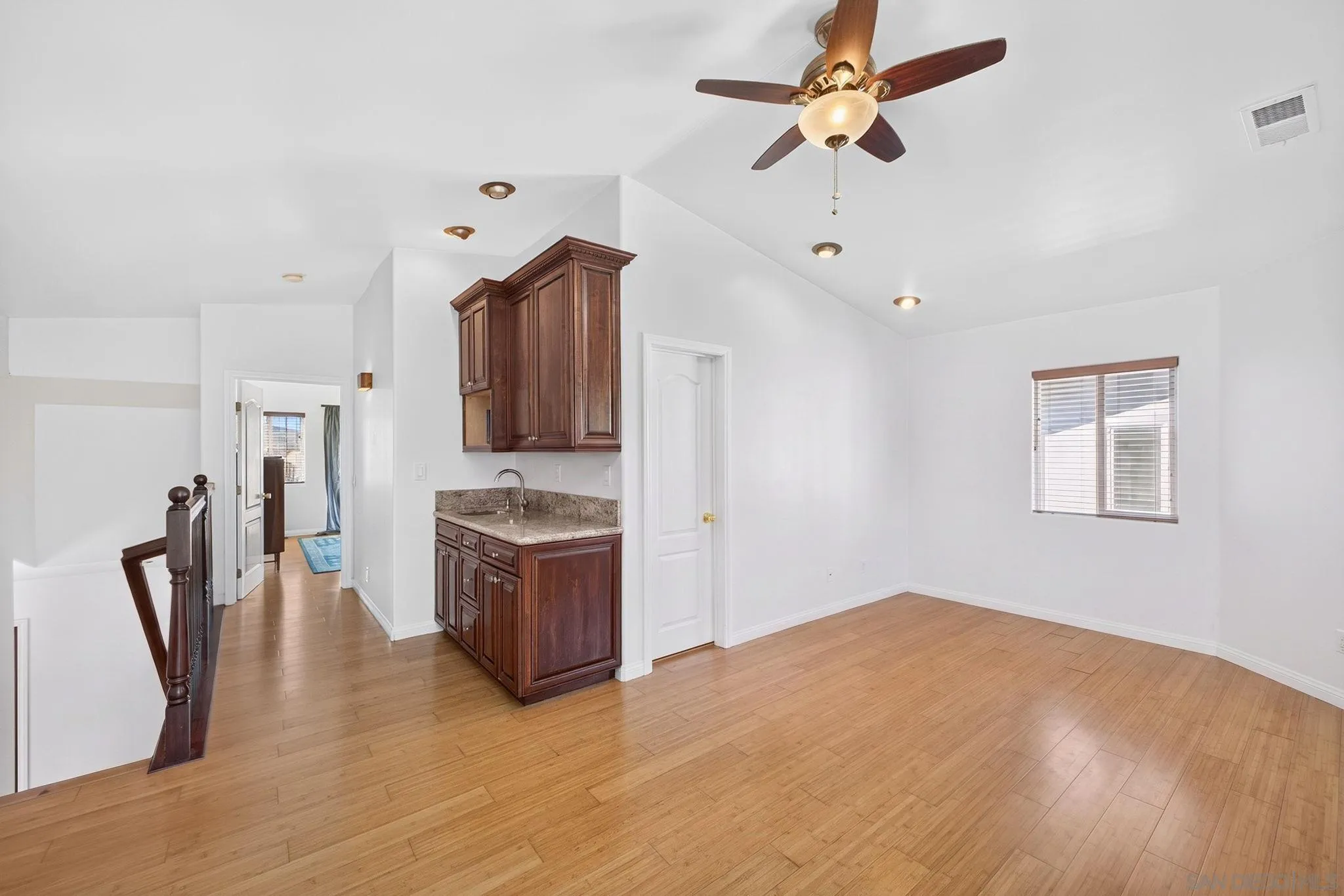 https://cdn.realtyfeed.com/cdn/127/260021670/aabd7f89f33eab967e254b43294434b9.webp