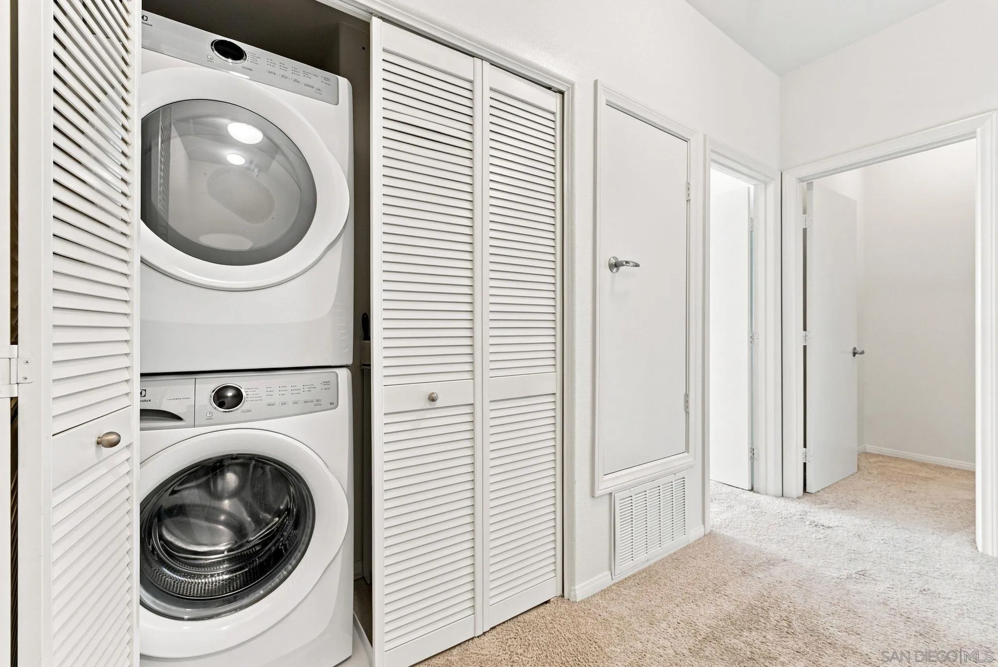 https://cdn.realtyfeed.com/cdn/127/260021671/80039d70a86677b9767e73ce118cefb3.webp