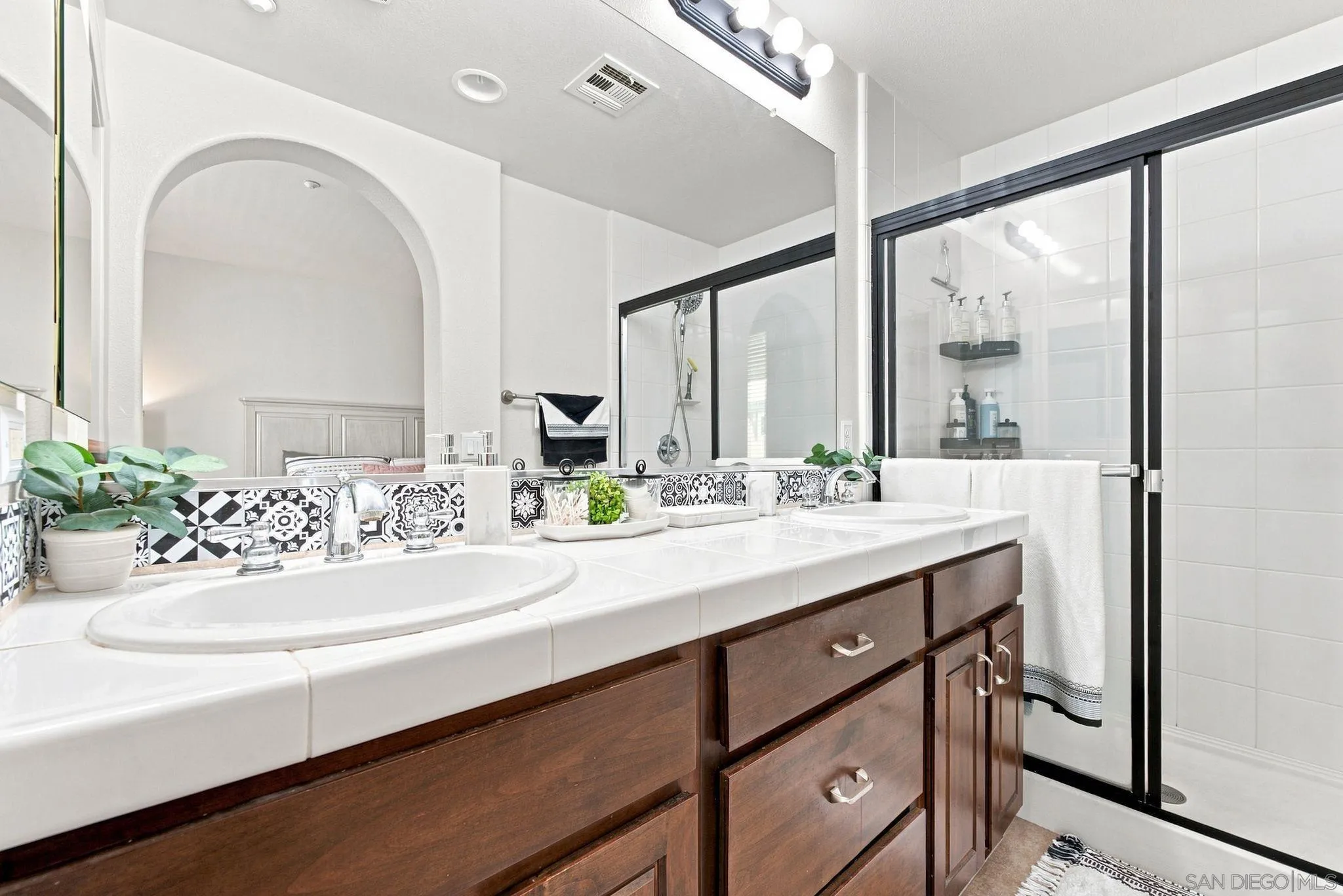 https://cdn.realtyfeed.com/cdn/127/260021671/ebfefecd9dbc32fd80bf34919bf3d268.webp