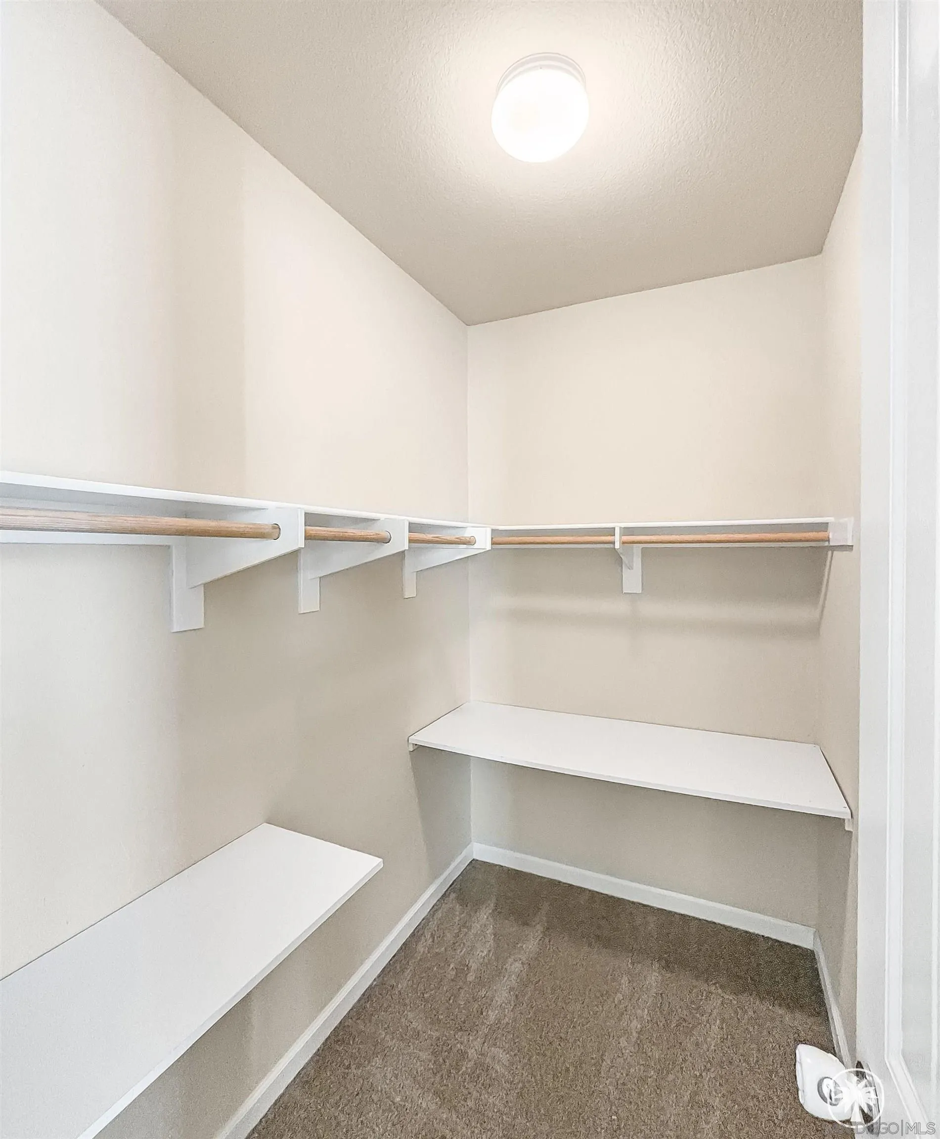 https://cdn.realtyfeed.com/cdn/127/260021672/11ee5b8942cc68a3e3c248a3adbd3fe4.webp