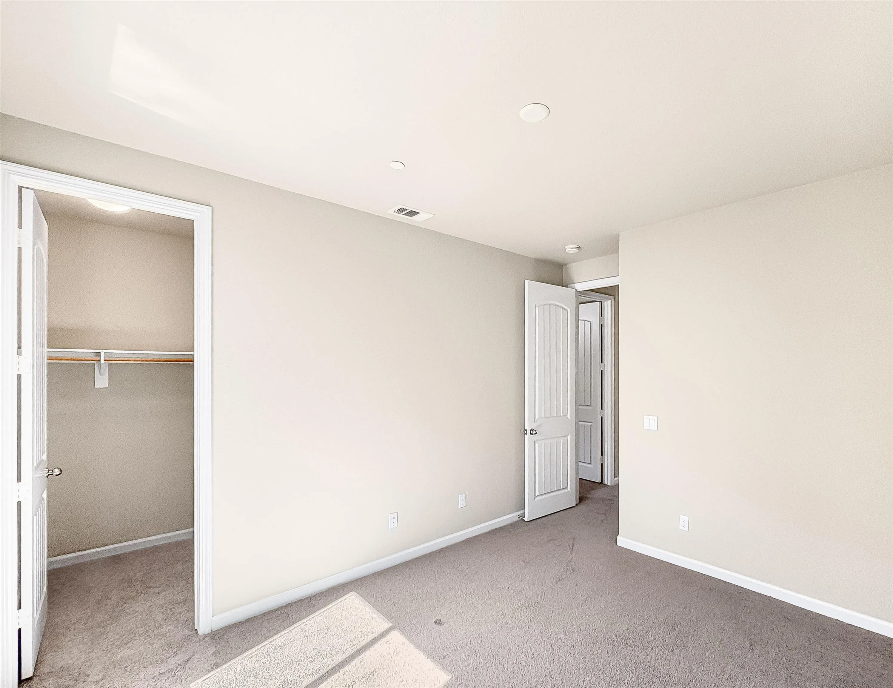 https://cdn.realtyfeed.com/cdn/127/260021672/7e8491514ebd5db1643960543e172d06.webp