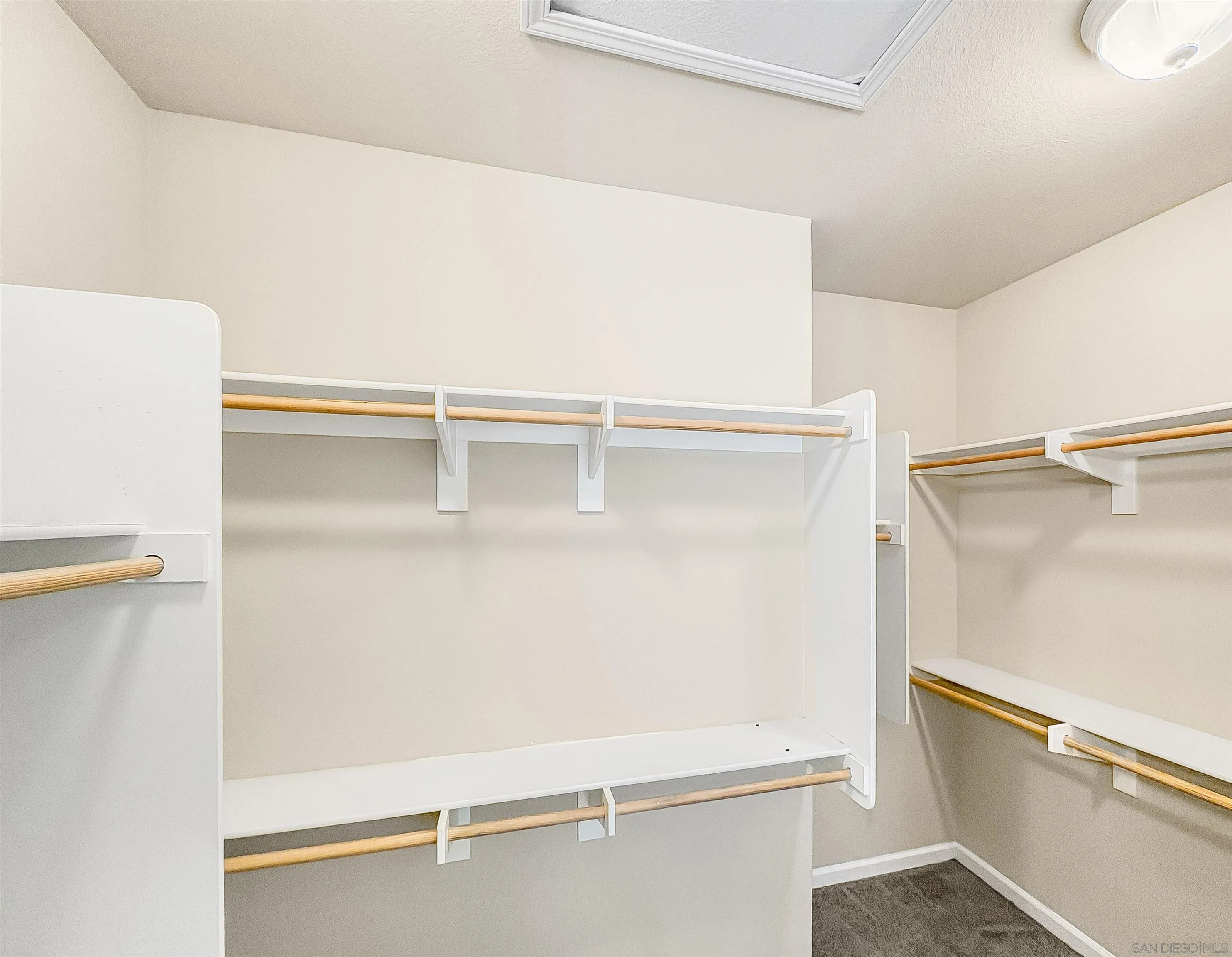 https://cdn.realtyfeed.com/cdn/127/260021672/cbdf221383167319bfe6e4a4eb6a1795.webp