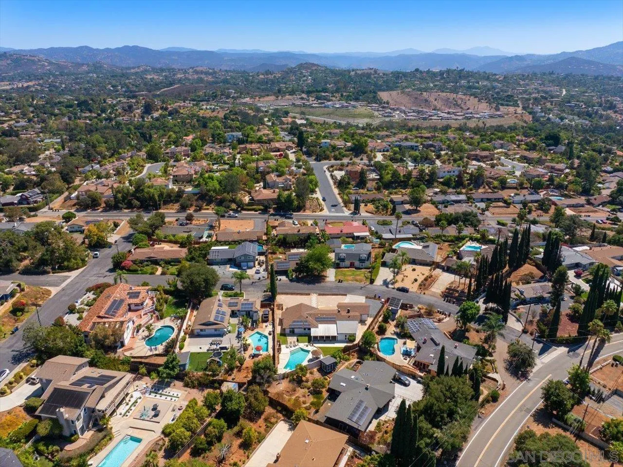 https://cdn.realtyfeed.com/cdn/127/260021678/607cabad8d808c1ba51481d2f50c32fe.webp