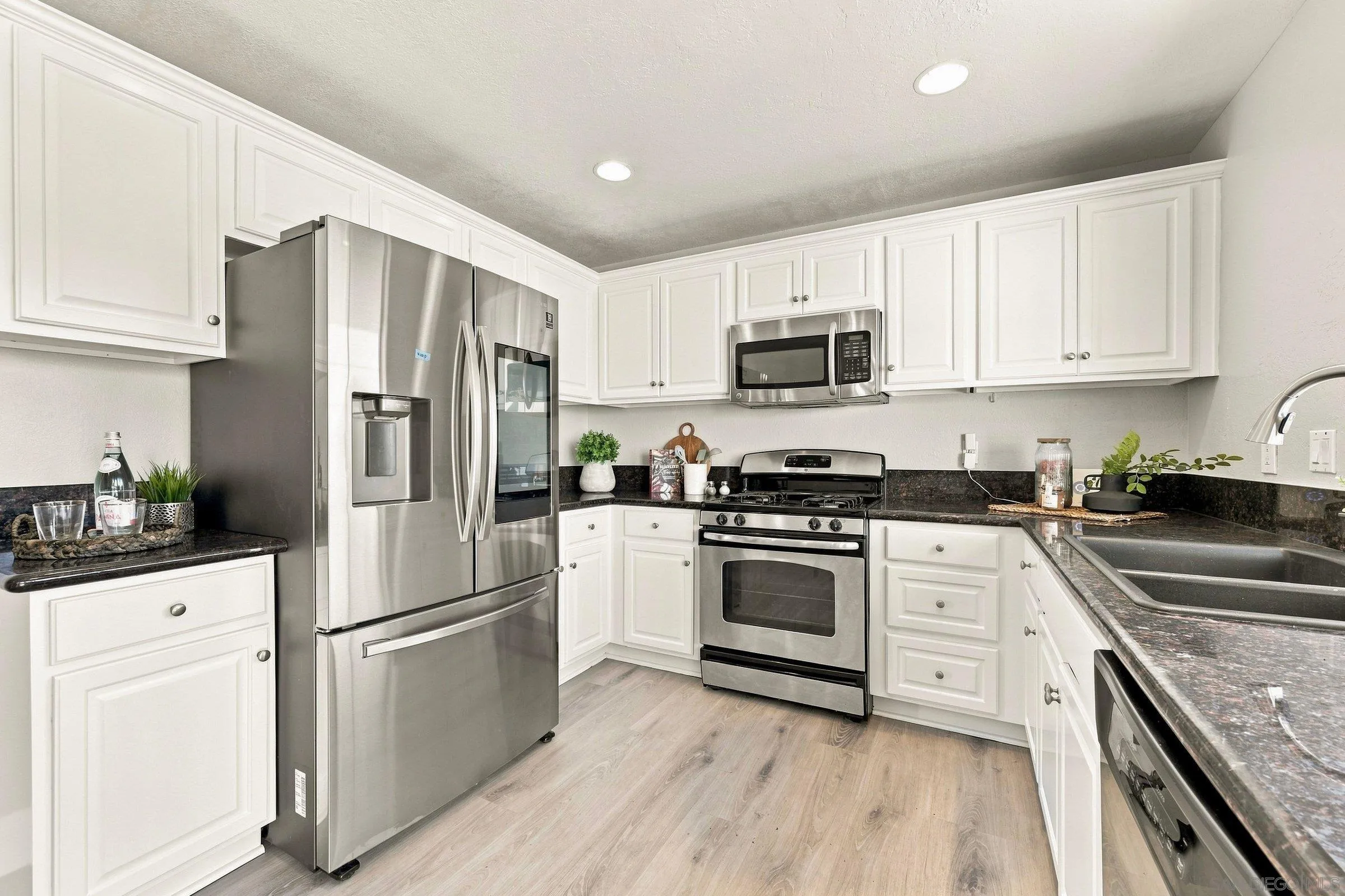 https://cdn.realtyfeed.com/cdn/127/260021686/70cd6f781bc9d0ebad9bb9090d307e42.webp