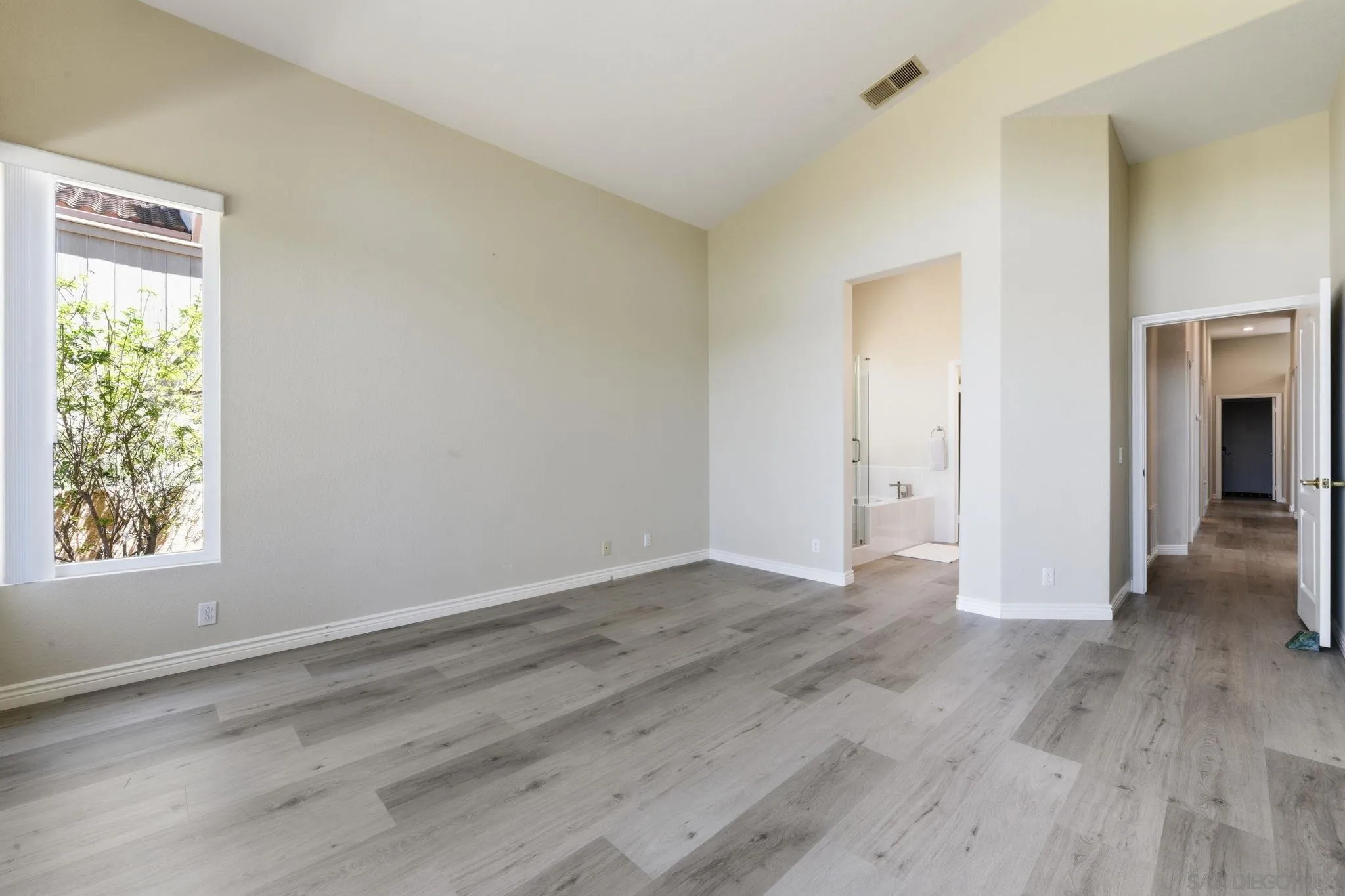 https://cdn.realtyfeed.com/cdn/127/260021698/43fef1da357ab75196bf310dd9e3ae10.webp