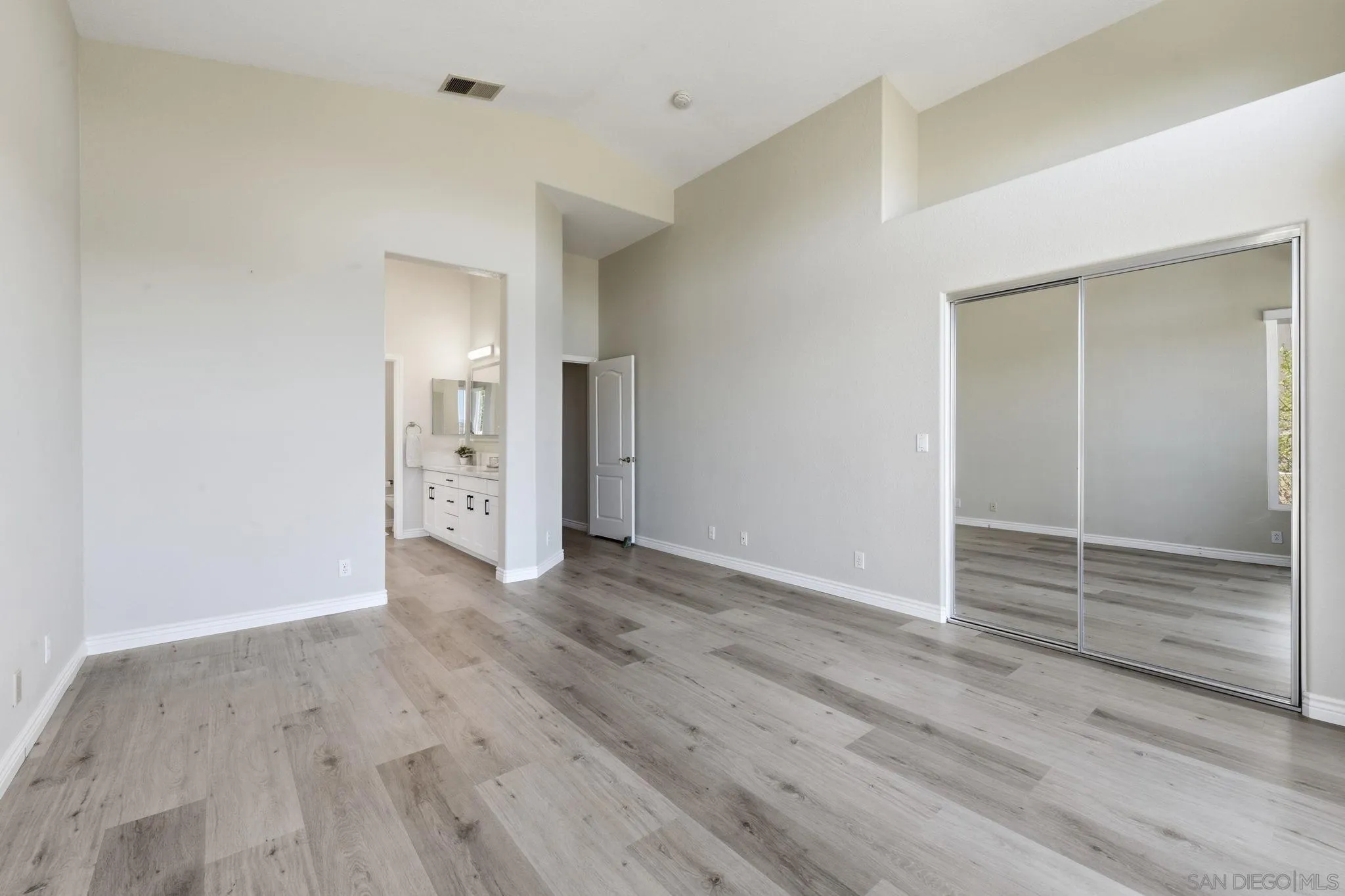 https://cdn.realtyfeed.com/cdn/127/260021698/7c1c95ba15e8bfdf2baeaf6311697eb2.webp