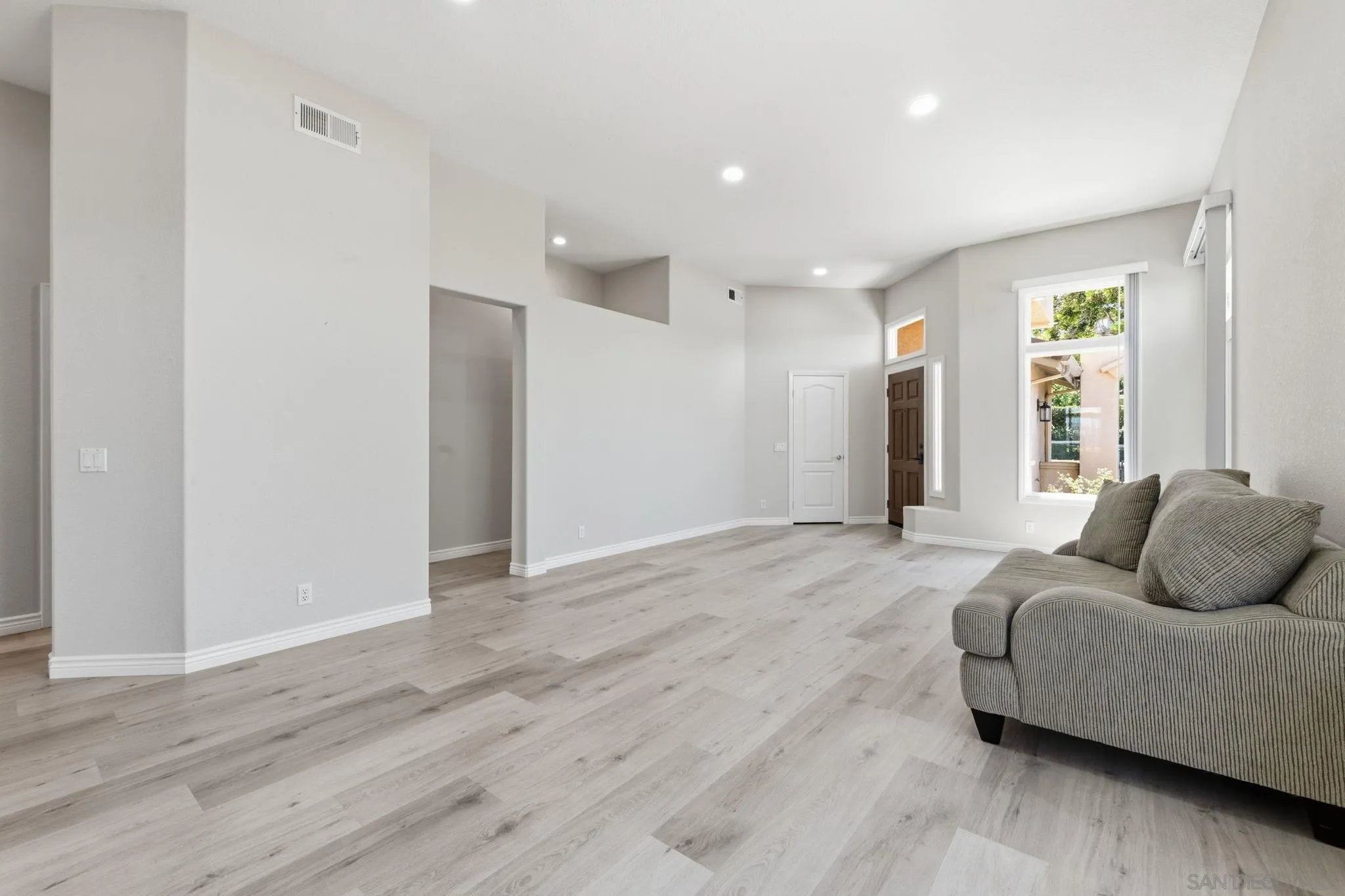 https://cdn.realtyfeed.com/cdn/127/260021698/efb1818e634a7d8d7ff500ba00c13de2.webp