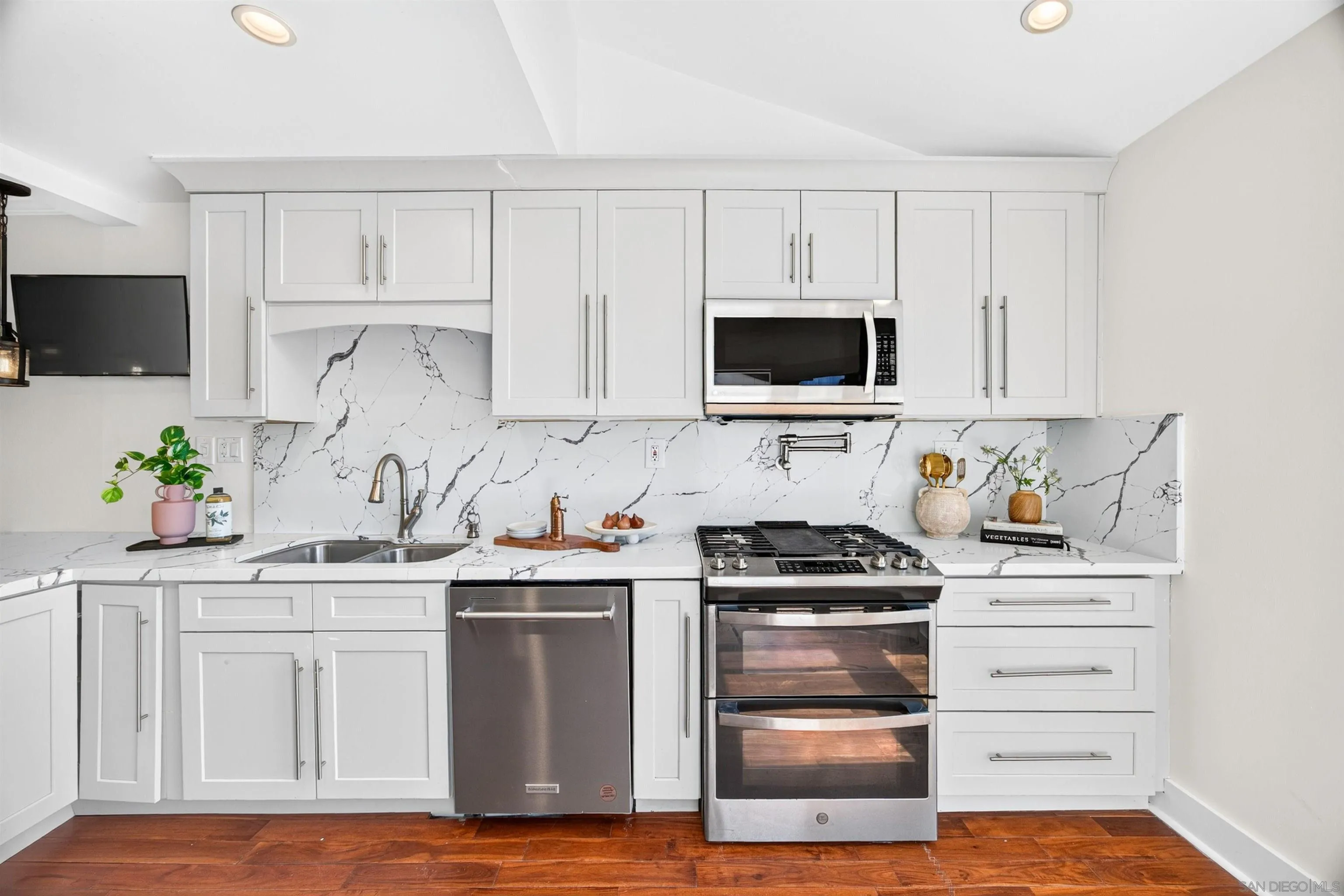https://cdn.realtyfeed.com/cdn/127/260021724/c77c786d9ec86ea62f4ffad6fb8096ec.webp
