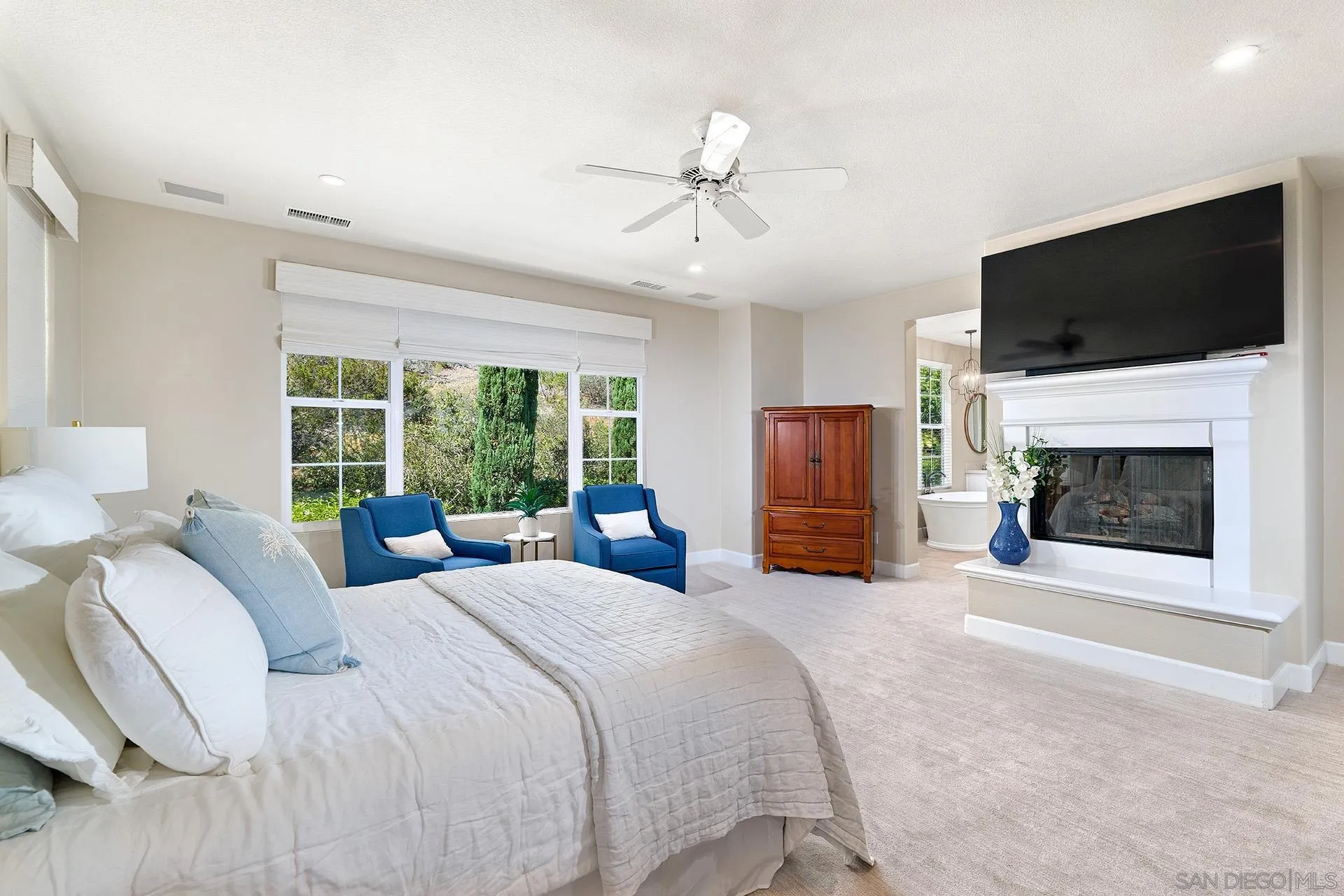 https://cdn.realtyfeed.com/cdn/127/260021729/041da03c5cbd4f2327cee3a14fc0616c.webp