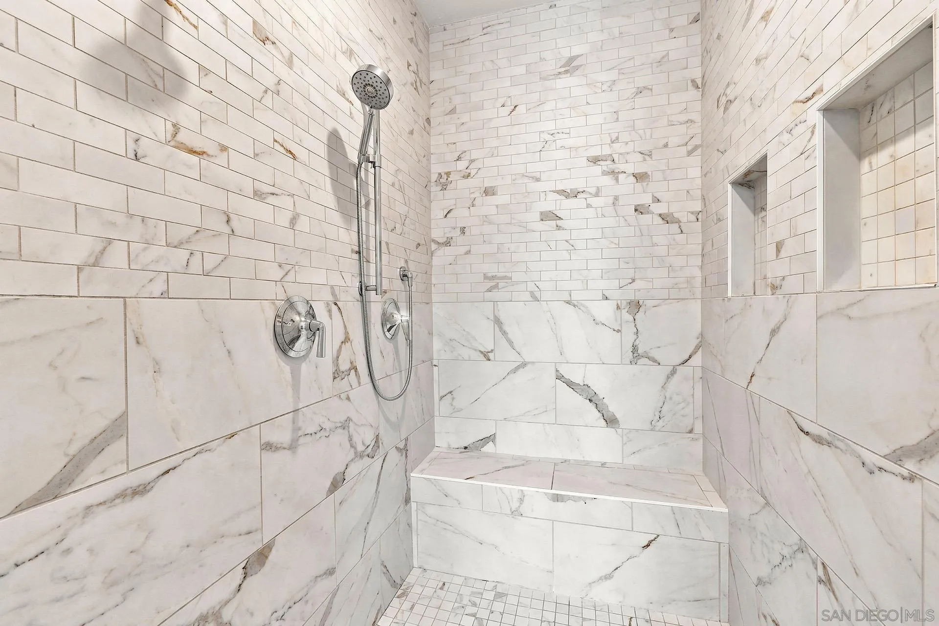 https://cdn.realtyfeed.com/cdn/127/260021729/99c93f1d2f7a1aba015e6a0f75e4112d.webp