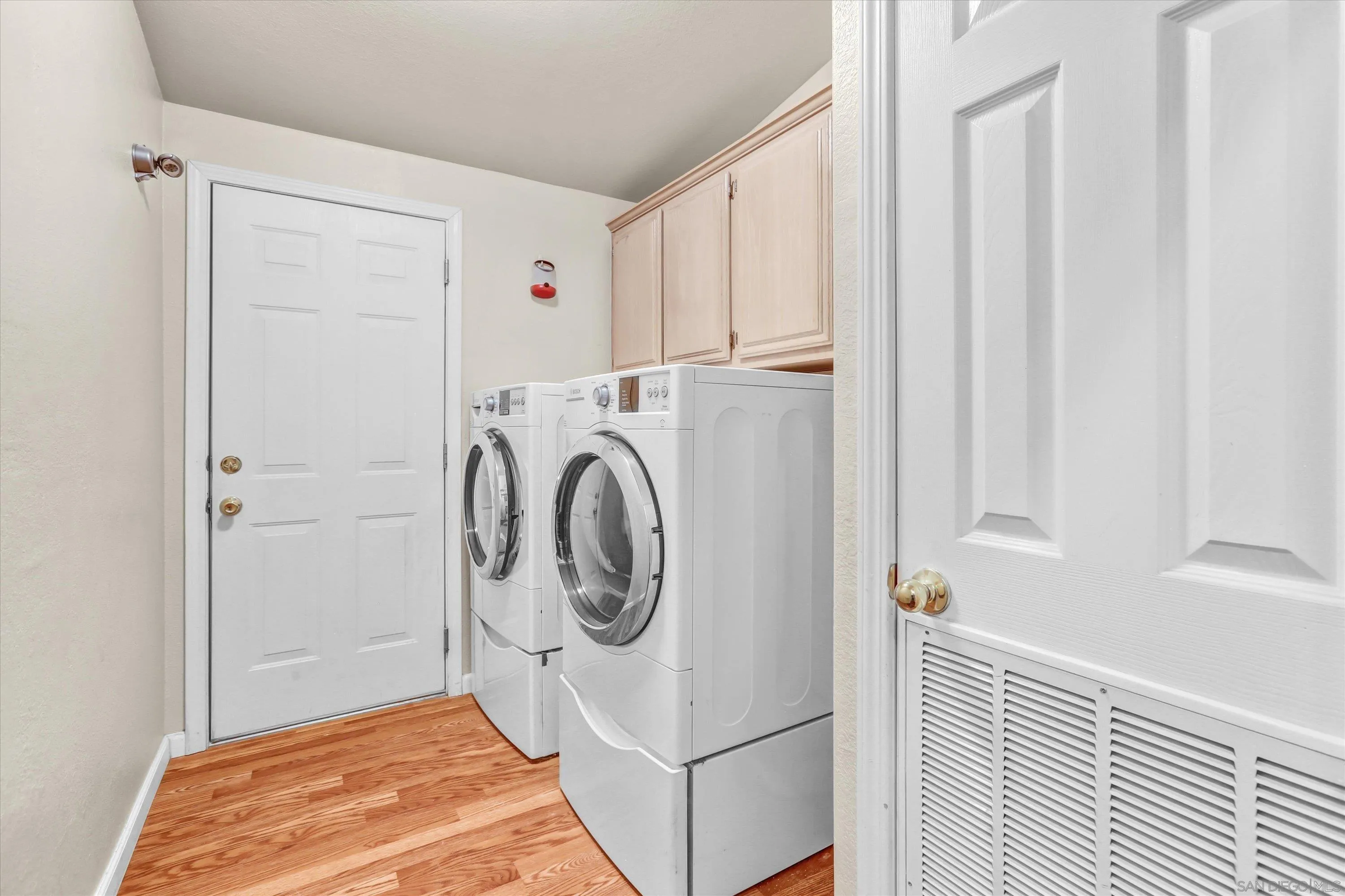 https://cdn.realtyfeed.com/cdn/127/260021740/27c0c8a210f5861e7addd1097da2126c.webp