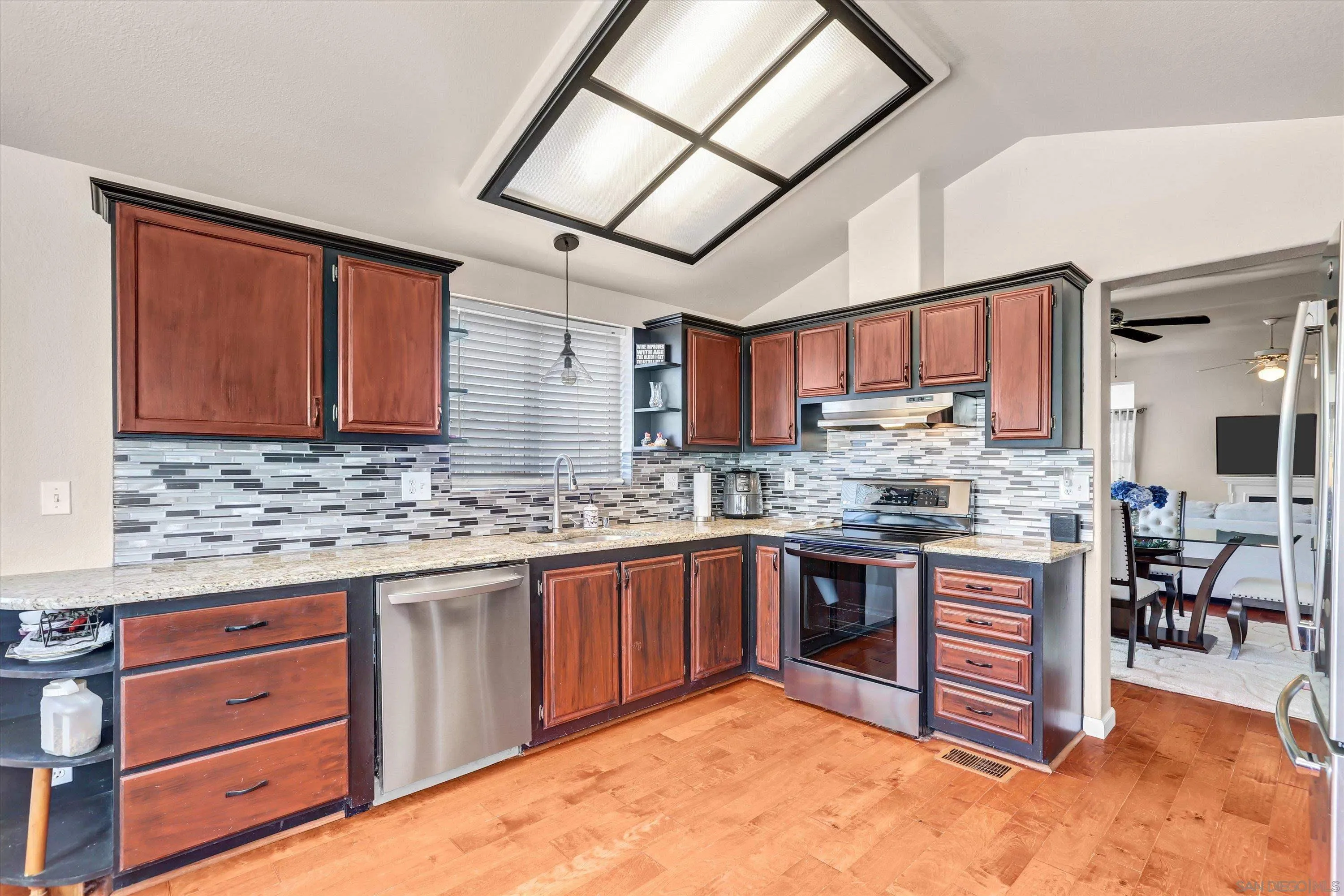https://cdn.realtyfeed.com/cdn/127/260021740/cf7d4f839f4e5a3d392af2d0e1ddec78.webp