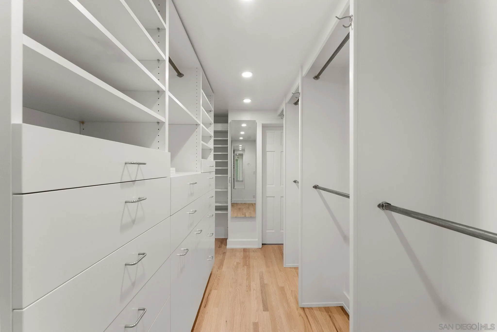 https://cdn.realtyfeed.com/cdn/127/260021747/27e2255b95f1f8d317d404e8d499fc48.webp