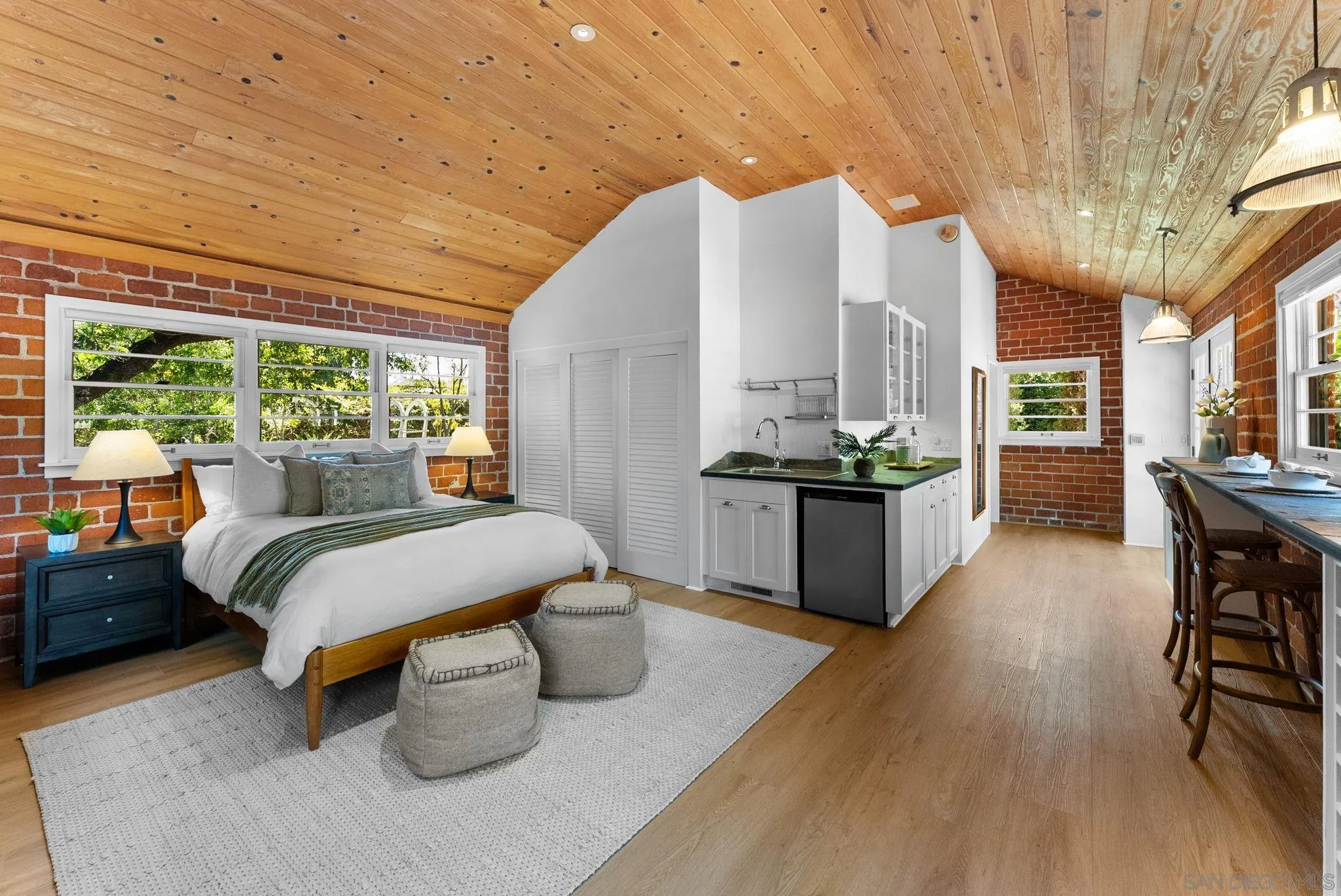 https://cdn.realtyfeed.com/cdn/127/260021747/819621fde68a3fb90e7f91ece3dd98cc.webp