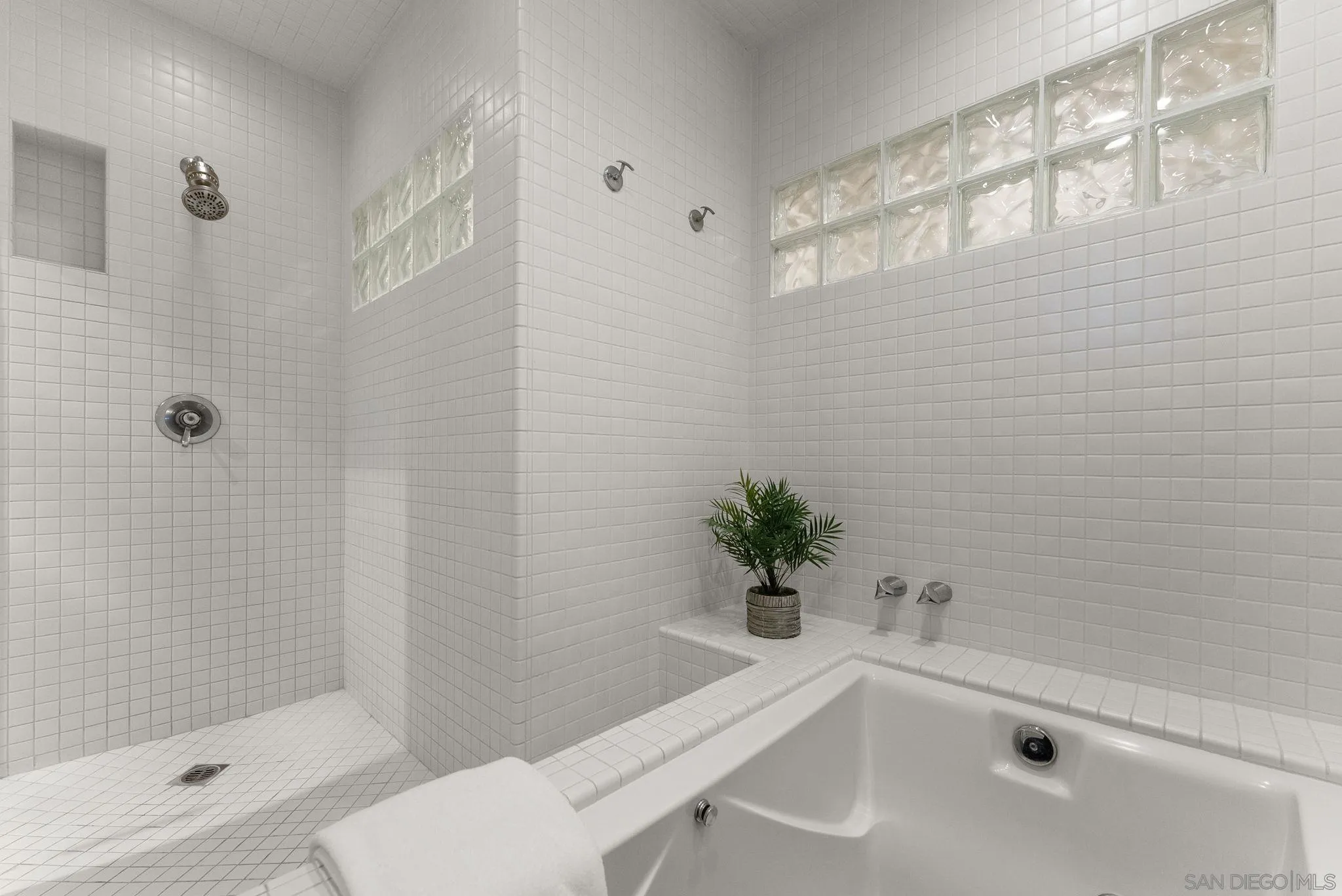 https://cdn.realtyfeed.com/cdn/127/260021747/d41317e900f708f99ebf6138b4dd4577.webp