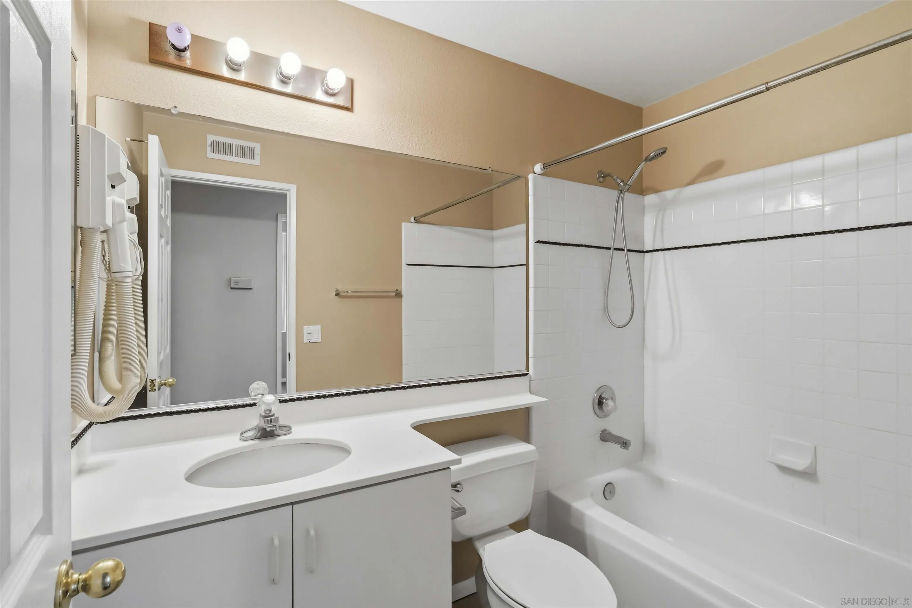 https://cdn.realtyfeed.com/cdn/127/260021752/21947fd48880047314f97e87c6e909ef.webp
