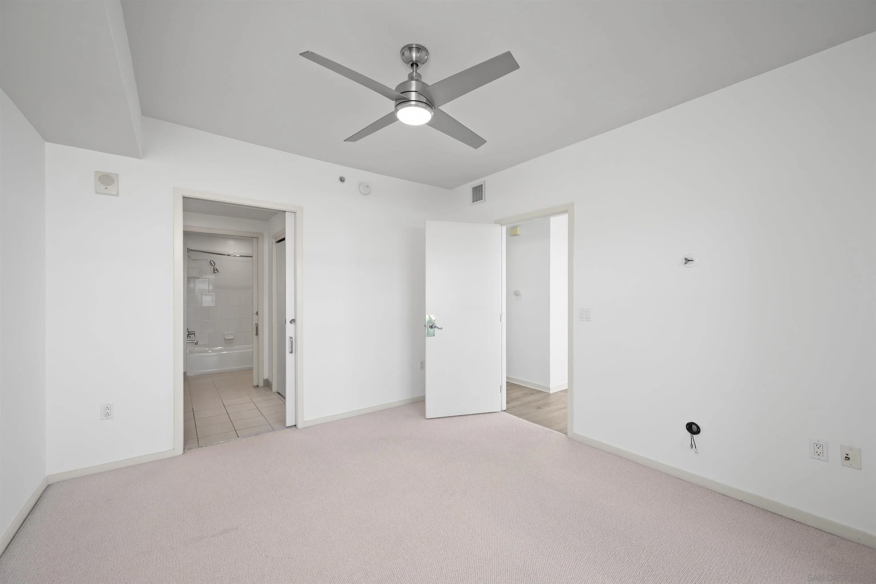 https://cdn.realtyfeed.com/cdn/127/260021766/99055a2060444d0660970f0ca2362fc0.webp