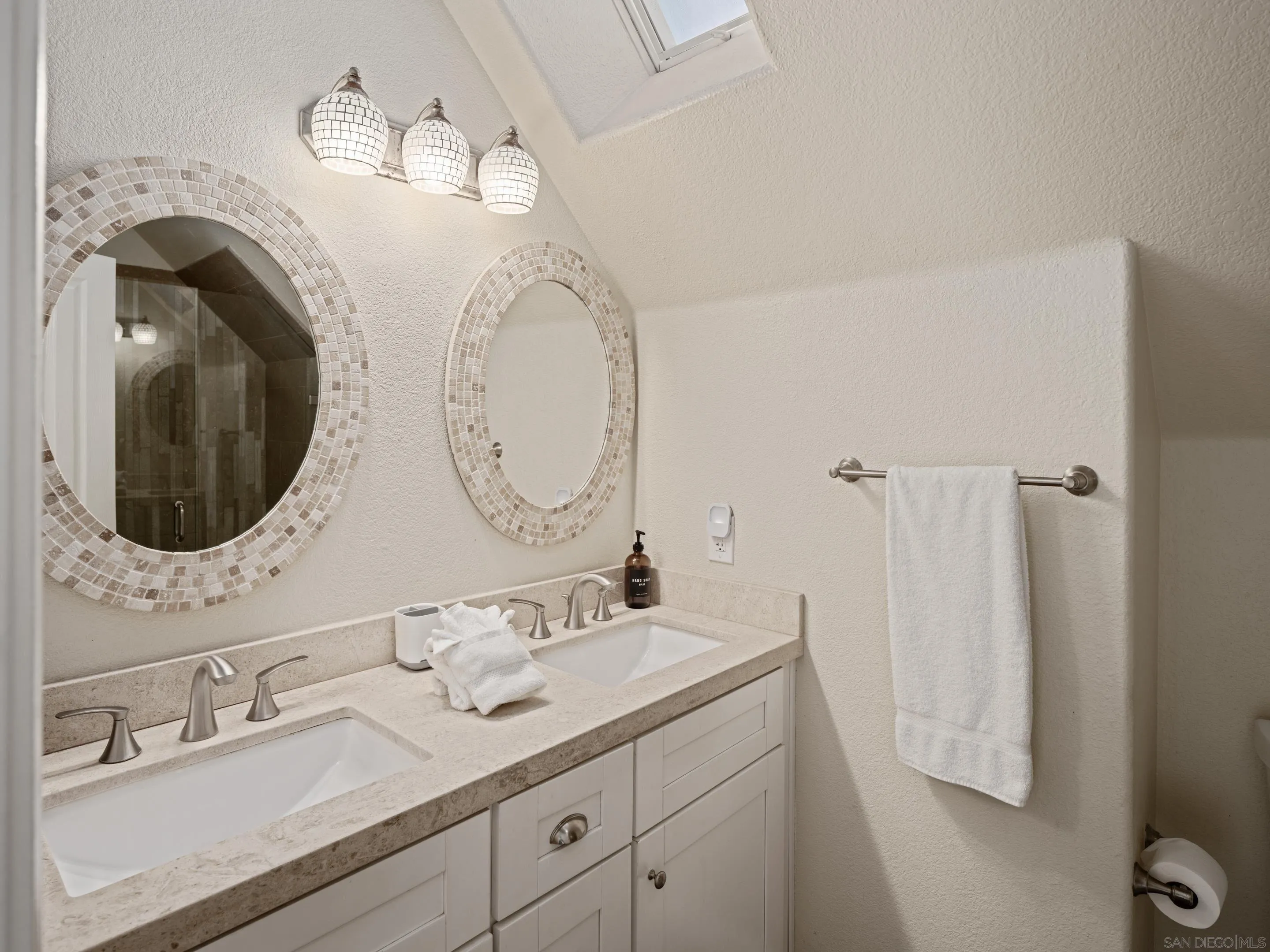 https://cdn.realtyfeed.com/cdn/127/260021774/4d3e2ab7b4911617c40a1662562bda3b.webp