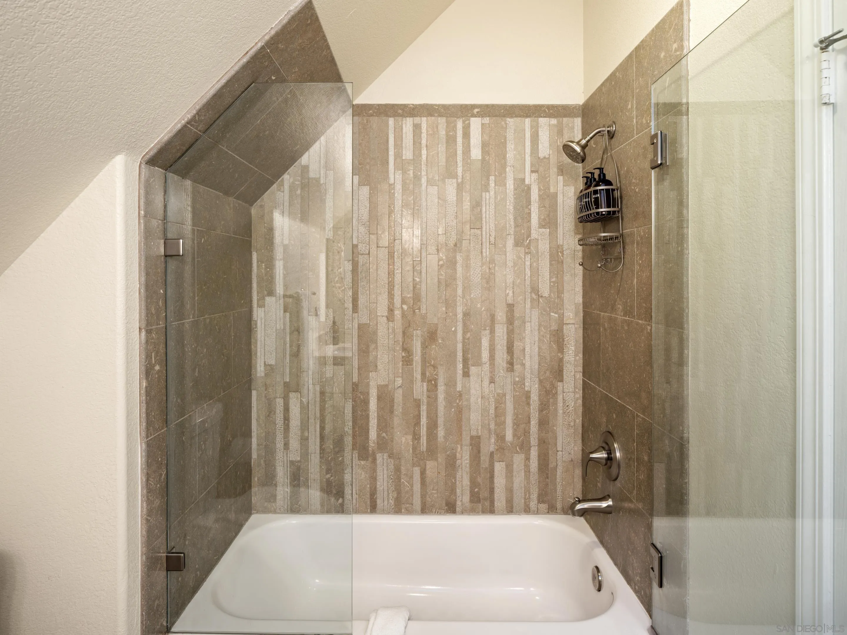 https://cdn.realtyfeed.com/cdn/127/260021774/75a31bc7b365414853d6aeef3ca9416d.webp