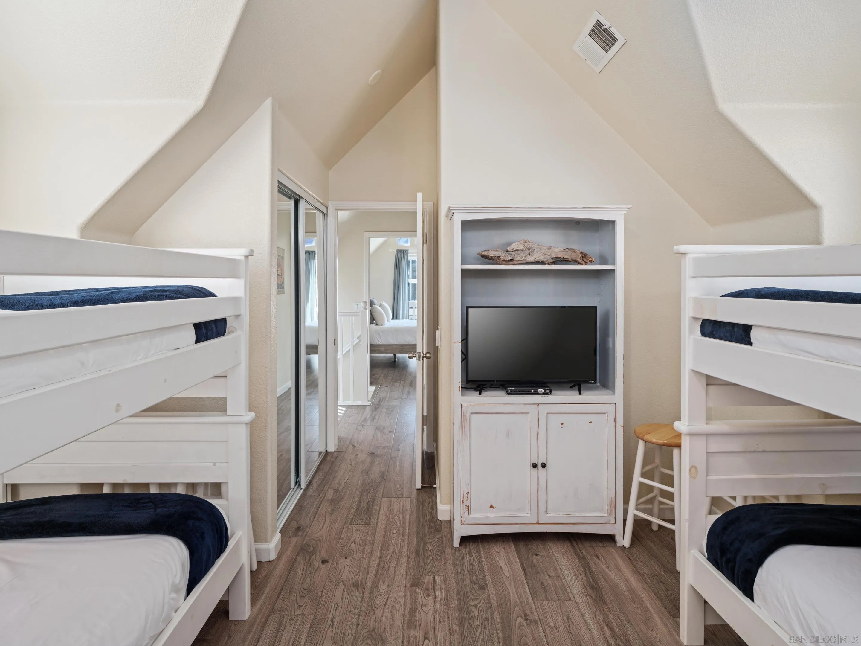 https://cdn.realtyfeed.com/cdn/127/260021774/c54637a7daeee602fb9f18e3d665d1c0.webp