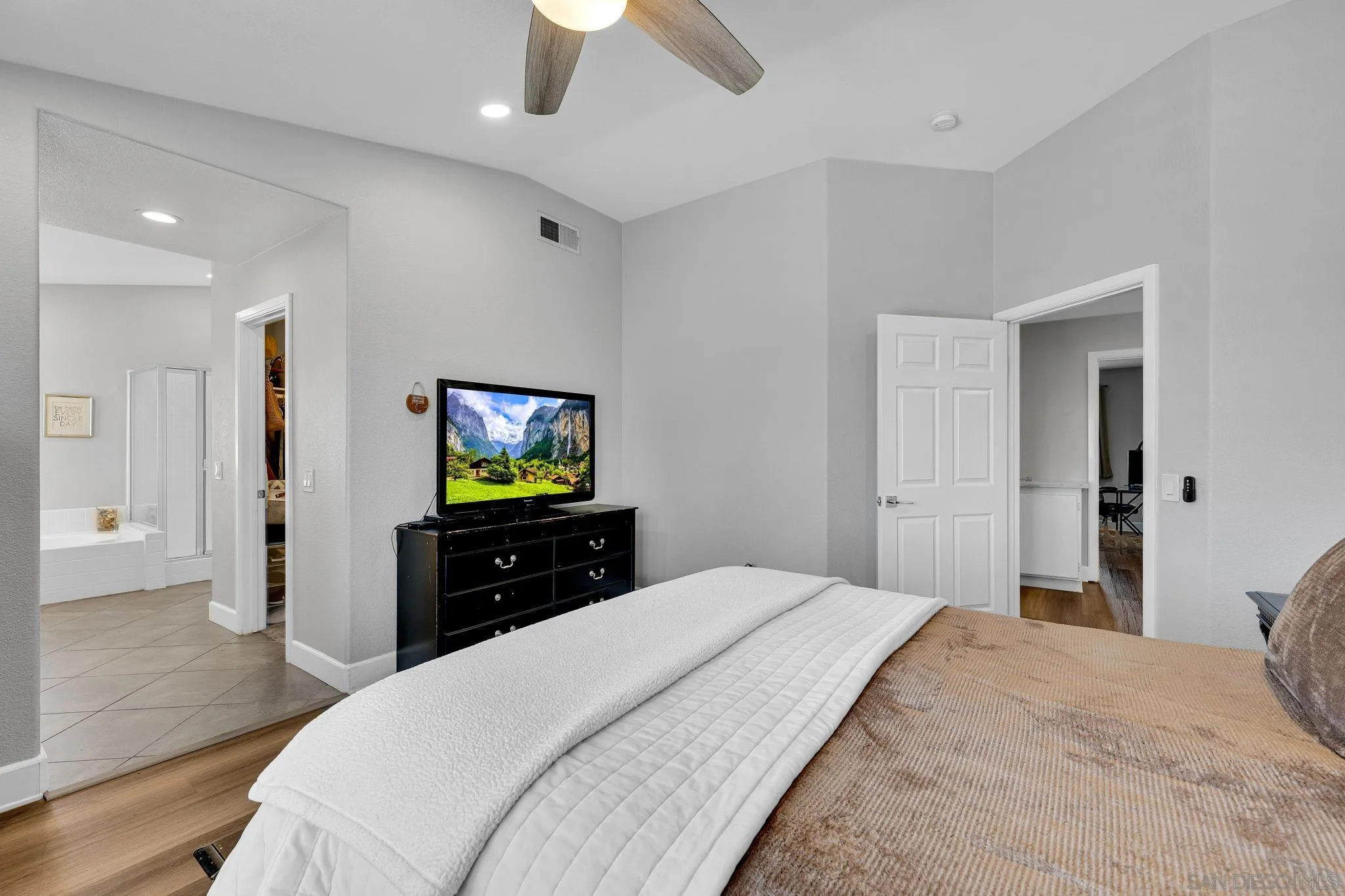 https://cdn.realtyfeed.com/cdn/127/260021776/4a3150945cbe35802abc9f68214bb5d1.webp