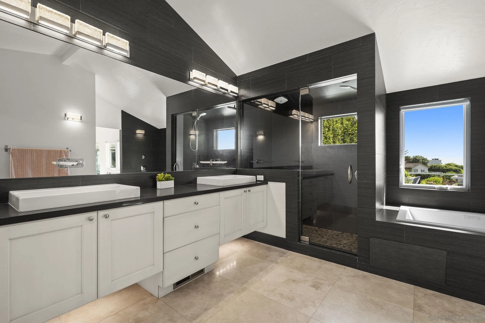 https://cdn.realtyfeed.com/cdn/127/260021793/9ef8cda9ef37563ed0b1831376d8c74d.webp