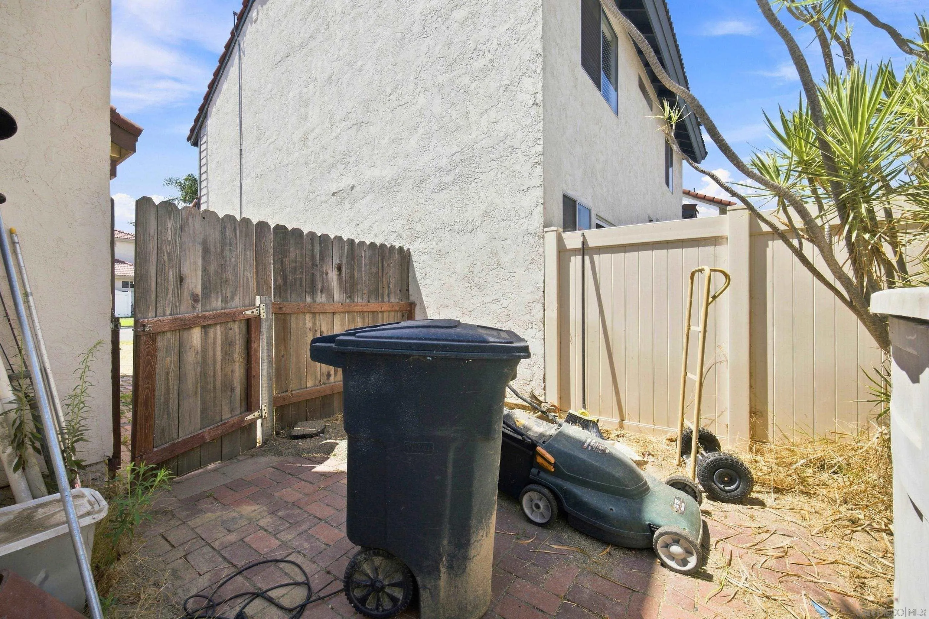 https://cdn.realtyfeed.com/cdn/127/260021795/918c134cd264f60c63359fc128cf08c2.webp