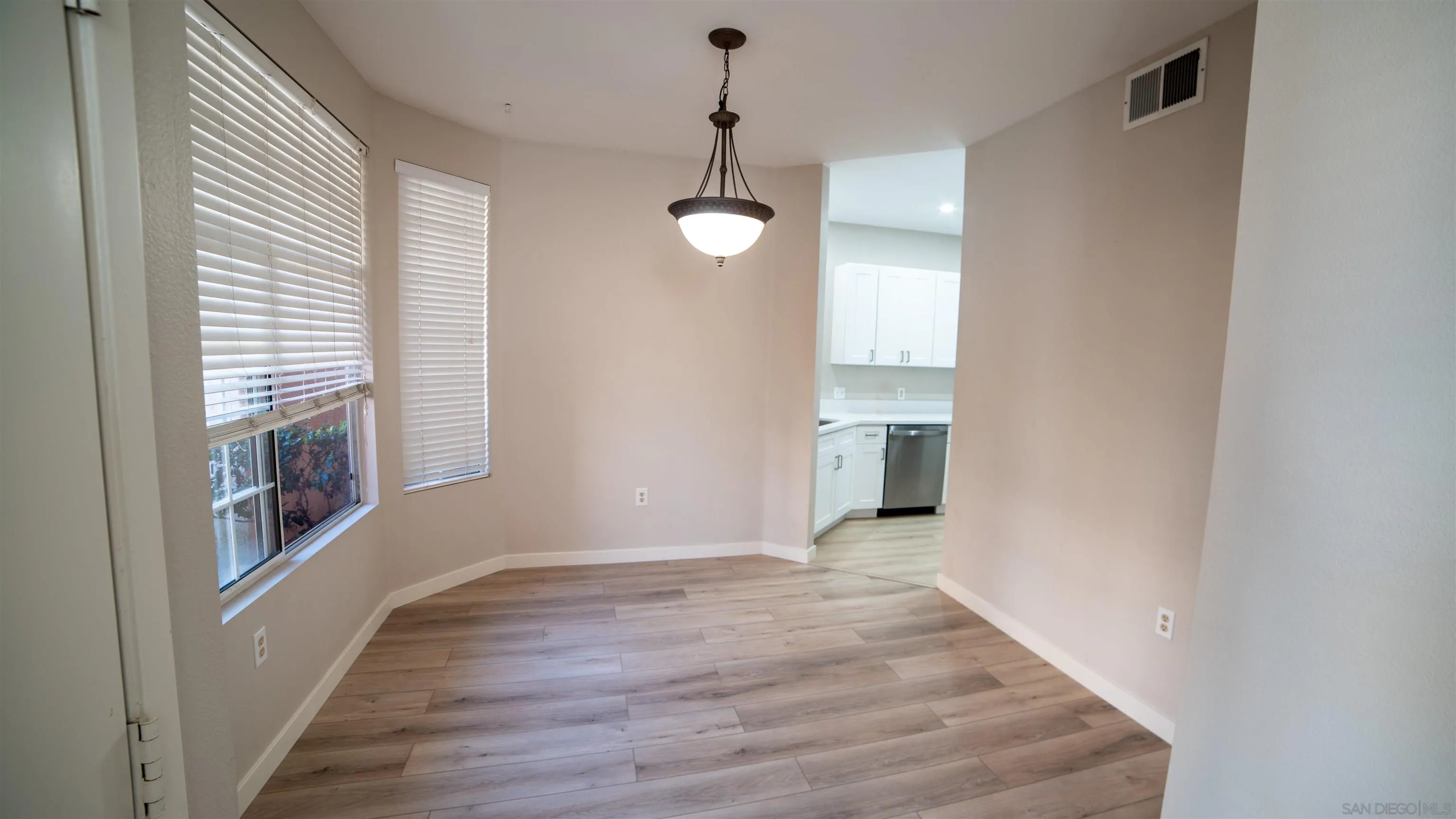 https://cdn.realtyfeed.com/cdn/127/260021799/ca614a1b8fa05468fa9ef9113bc1f4c6.webp