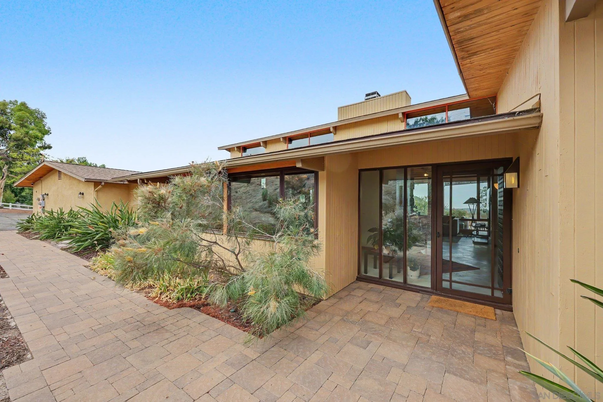 https://cdn.realtyfeed.com/cdn/127/260021801/714153dbbba2c80503c72727c4e3a31d.webp