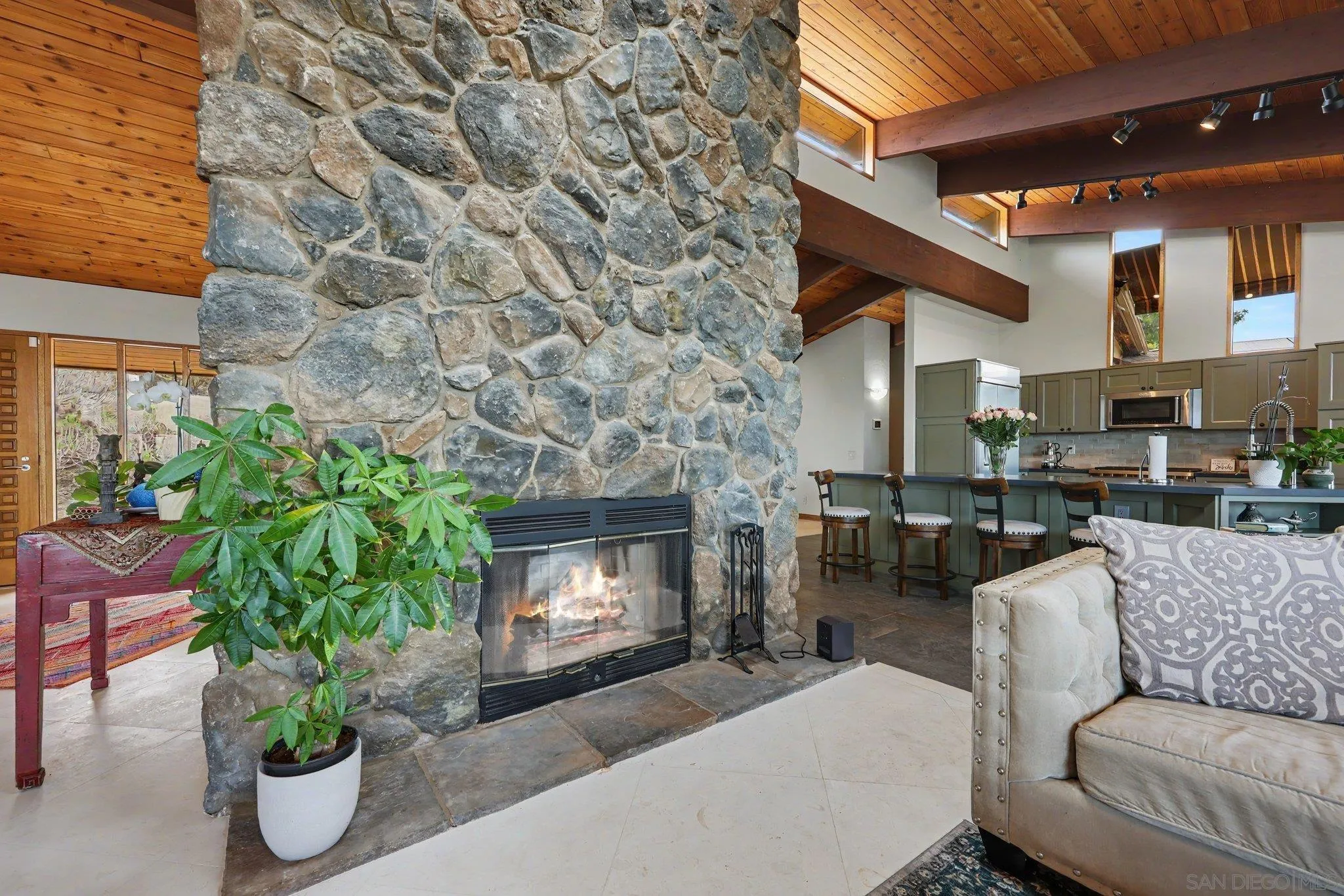https://cdn.realtyfeed.com/cdn/127/260021801/7bf2c503681cb6bc79681857f797ec6a.webp