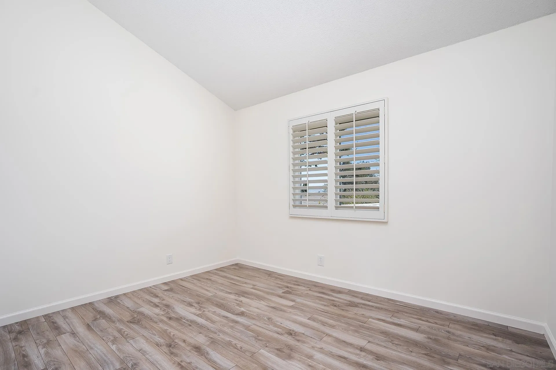https://cdn.realtyfeed.com/cdn/127/260021813/77705ddc3e7bb94e9ff292cece35a972.webp