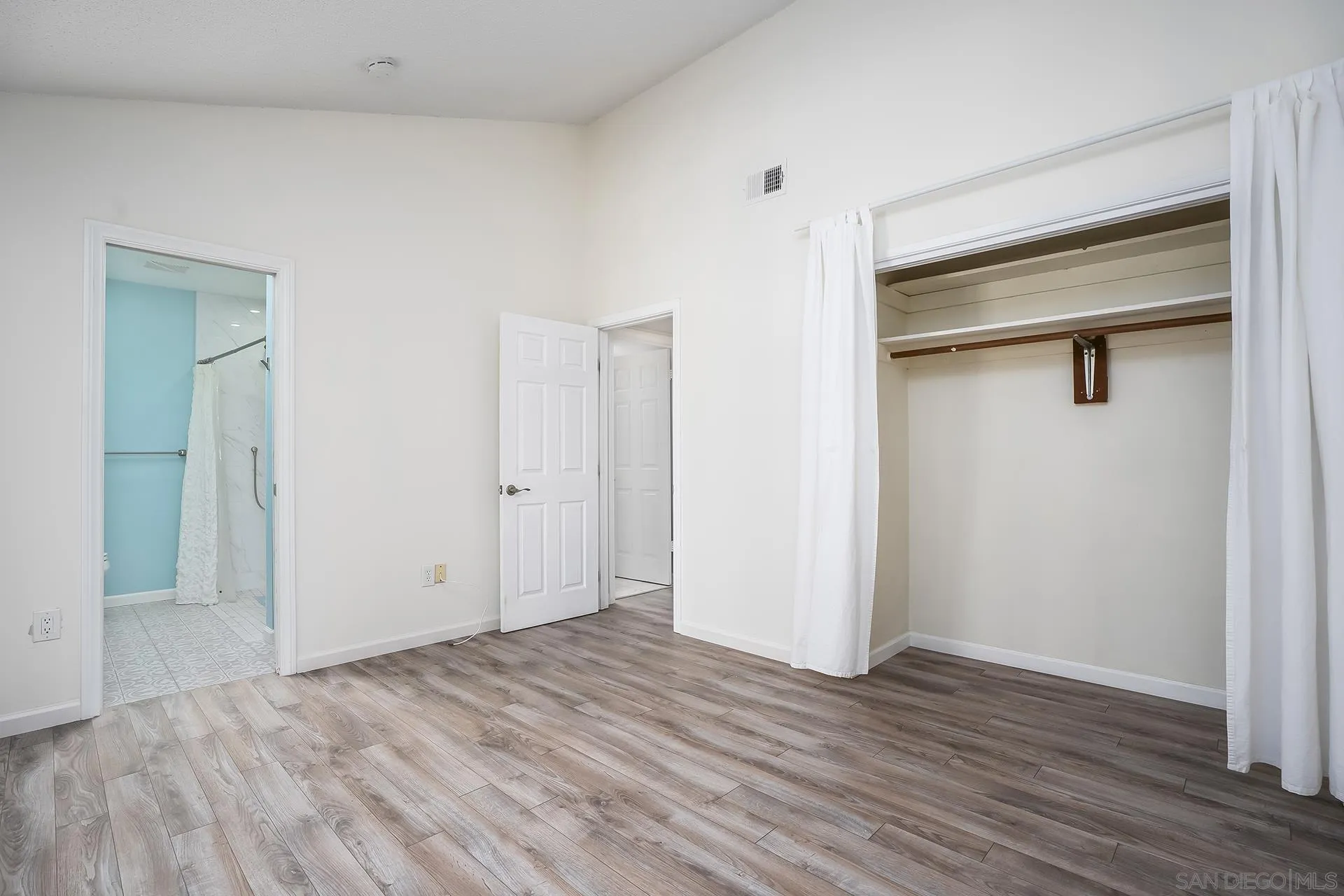 https://cdn.realtyfeed.com/cdn/127/260021813/7f1cf146f32270f711908336e1790337.webp