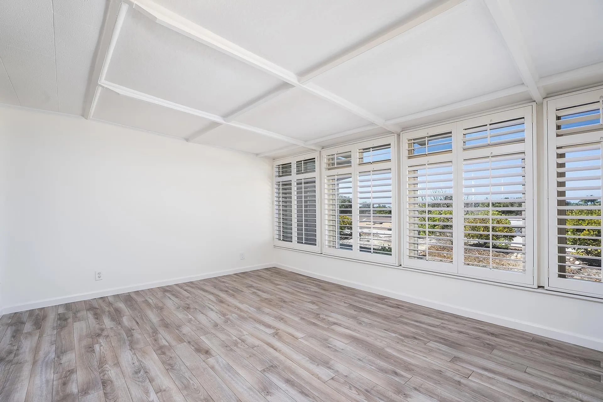 https://cdn.realtyfeed.com/cdn/127/260021813/84cc29c6ac6d17c347cd38c021bae87d.webp
