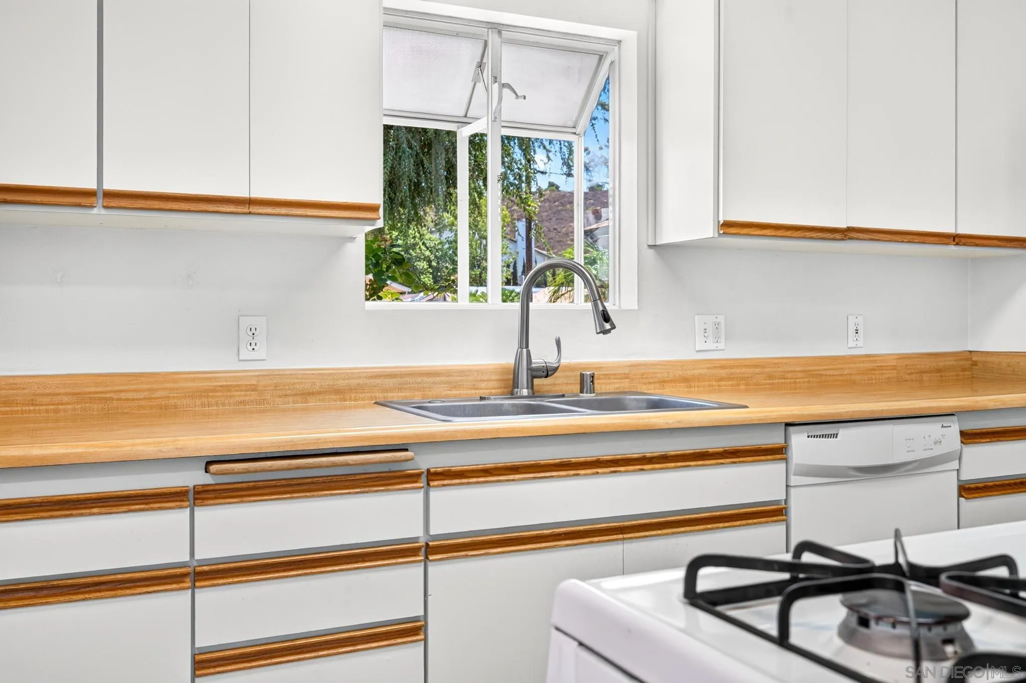 https://cdn.realtyfeed.com/cdn/127/260021814/92b456fdcf12c878681c0816e12b1546.webp