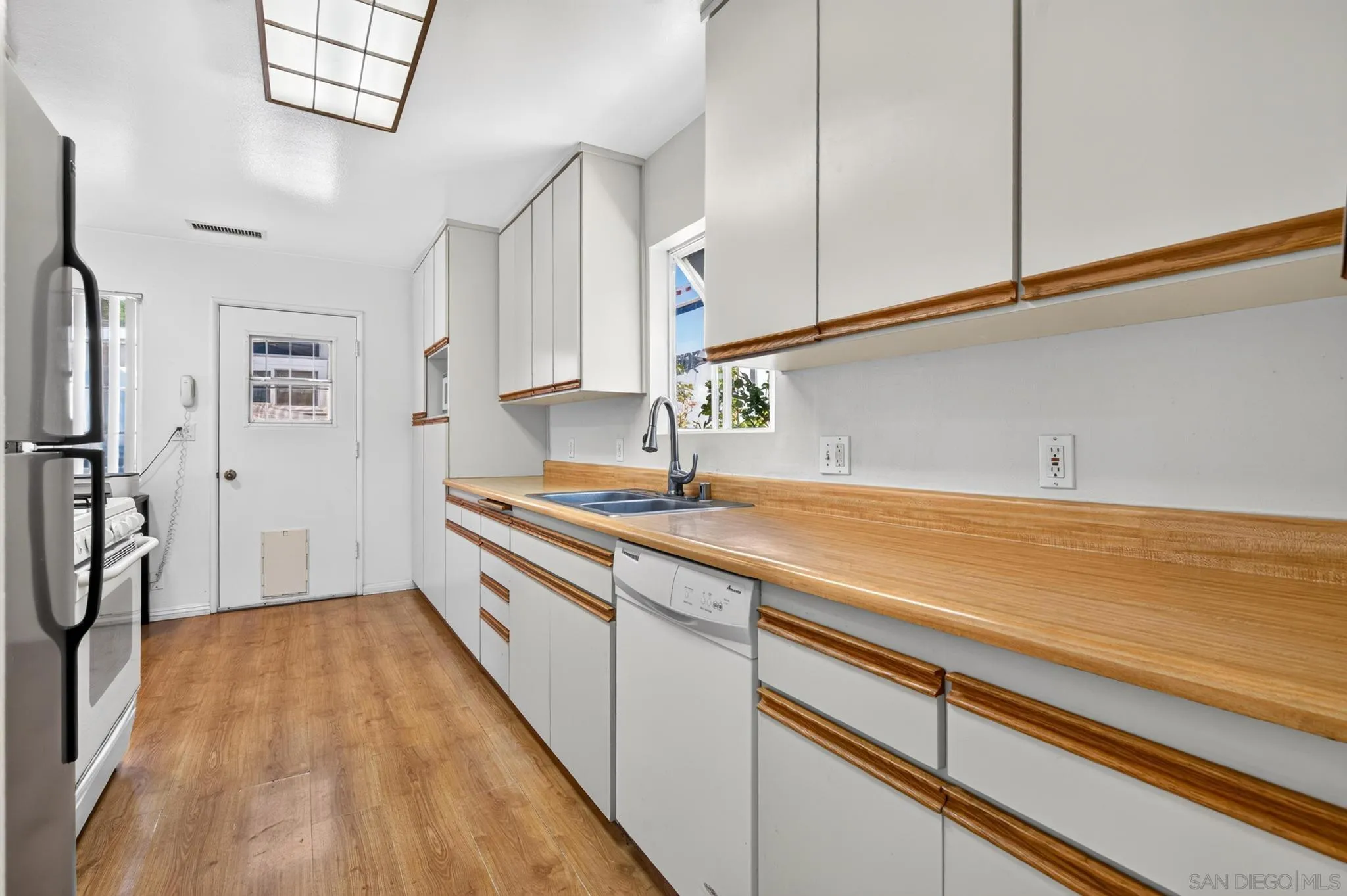 https://cdn.realtyfeed.com/cdn/127/260021814/b274159ca53b13cd47ced41c0d17f4aa.webp