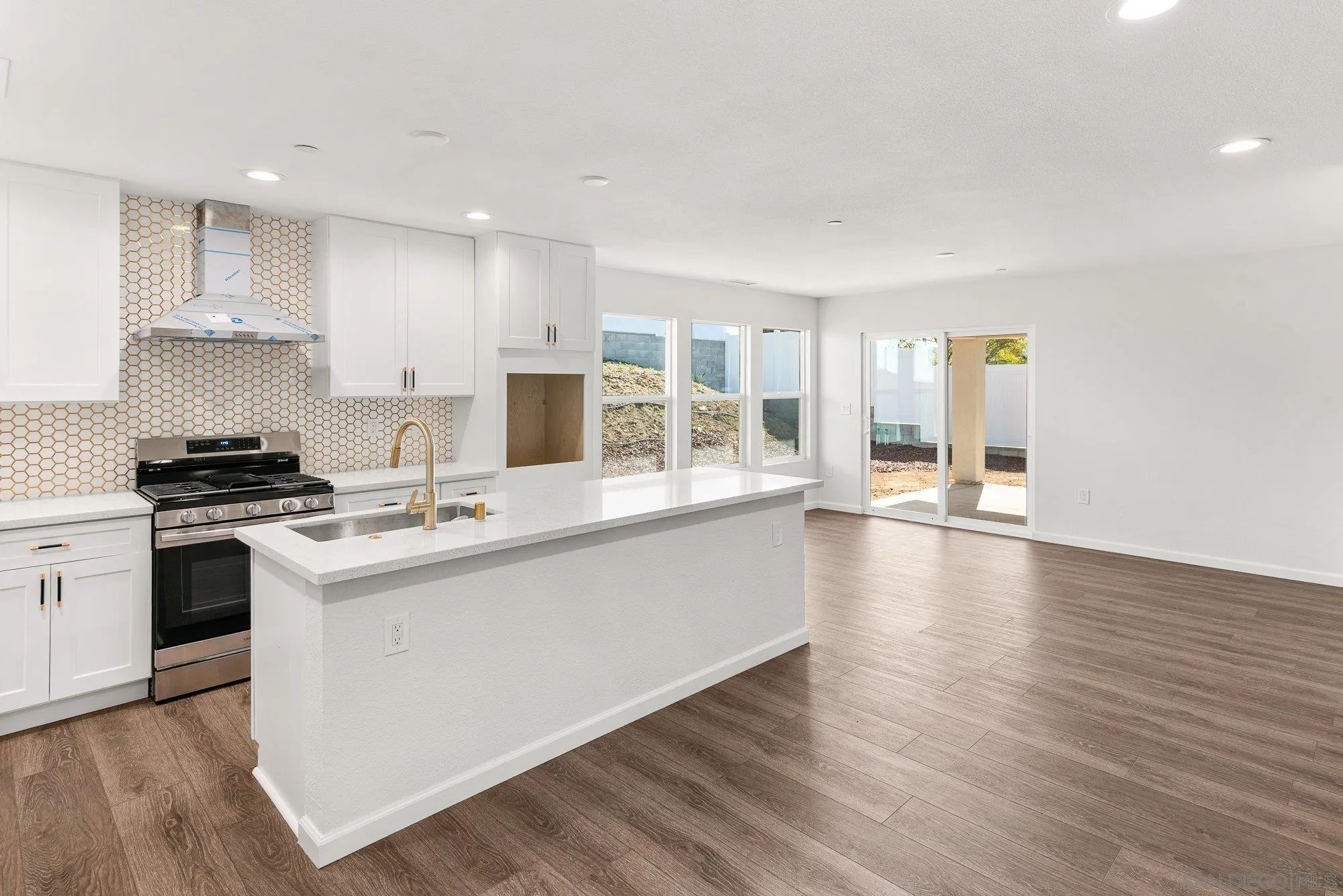 https://cdn.realtyfeed.com/cdn/127/260021821/0bb2a52dd638a6502bb43ec231d374f1.webp