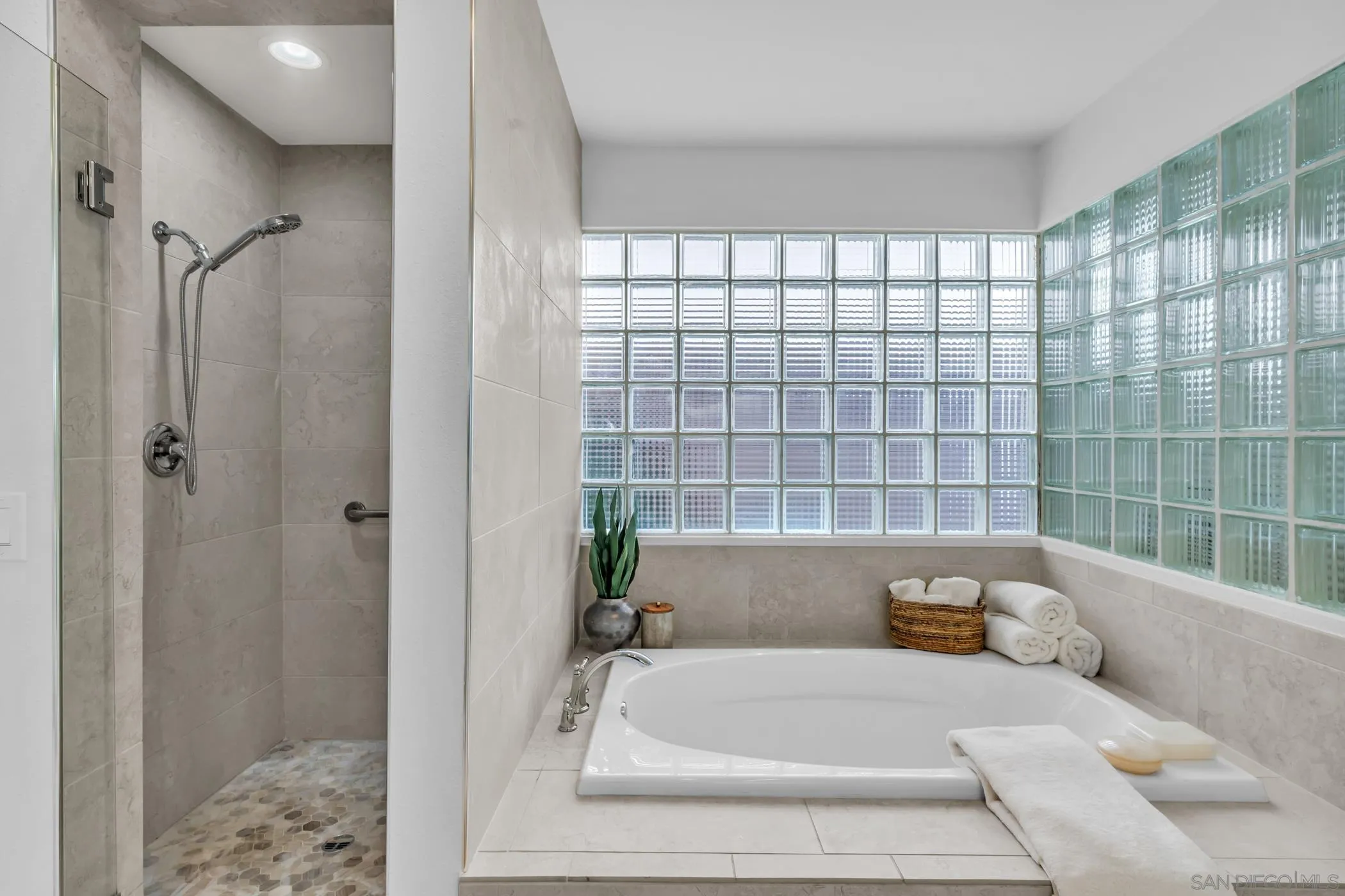 https://cdn.realtyfeed.com/cdn/127/260021823/7fc3832db75d4ae3757a7f6ae80de10f.webp