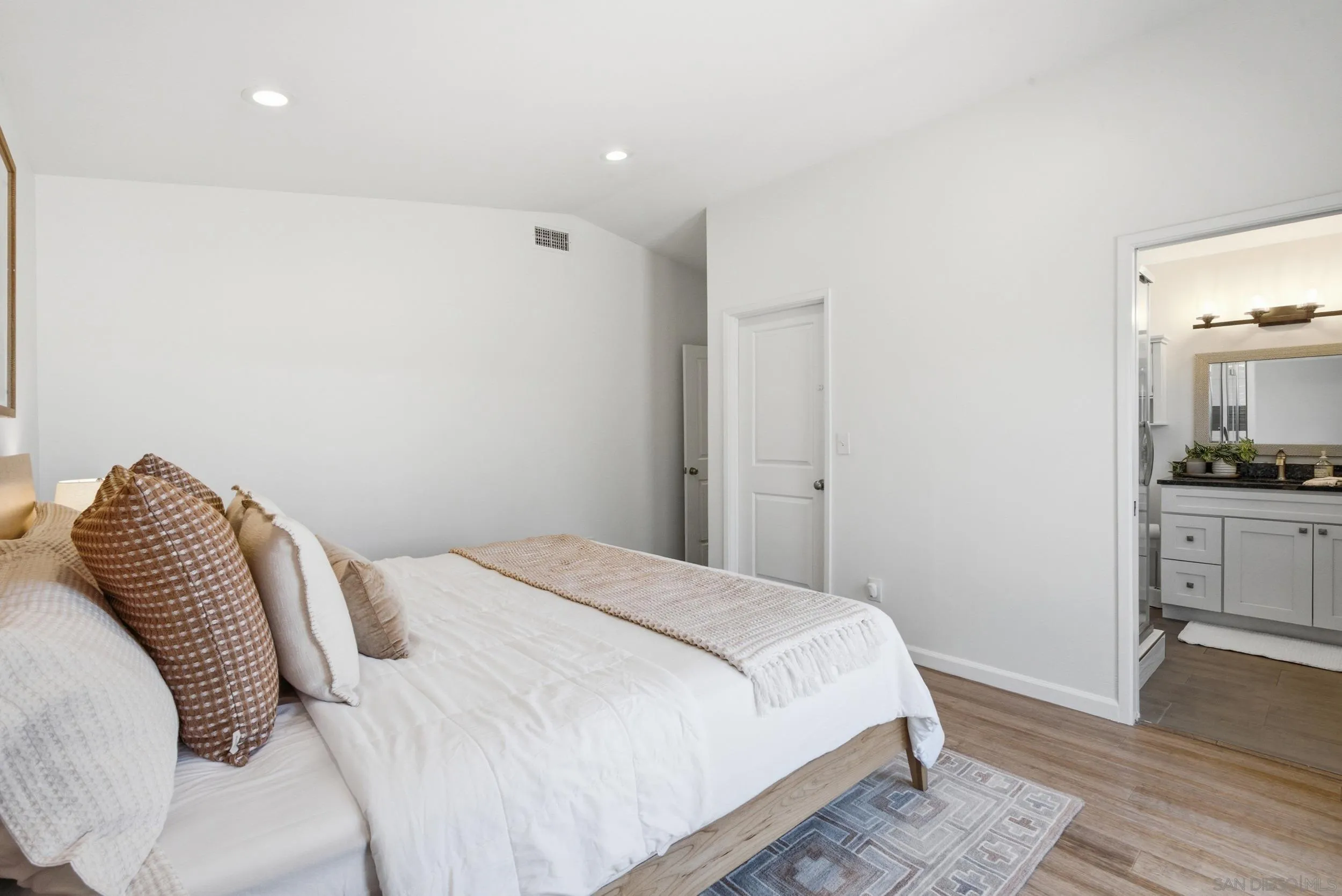 https://cdn.realtyfeed.com/cdn/127/260021843/2f8467fcaf53c5102c9b3f4201ba3ffc.webp