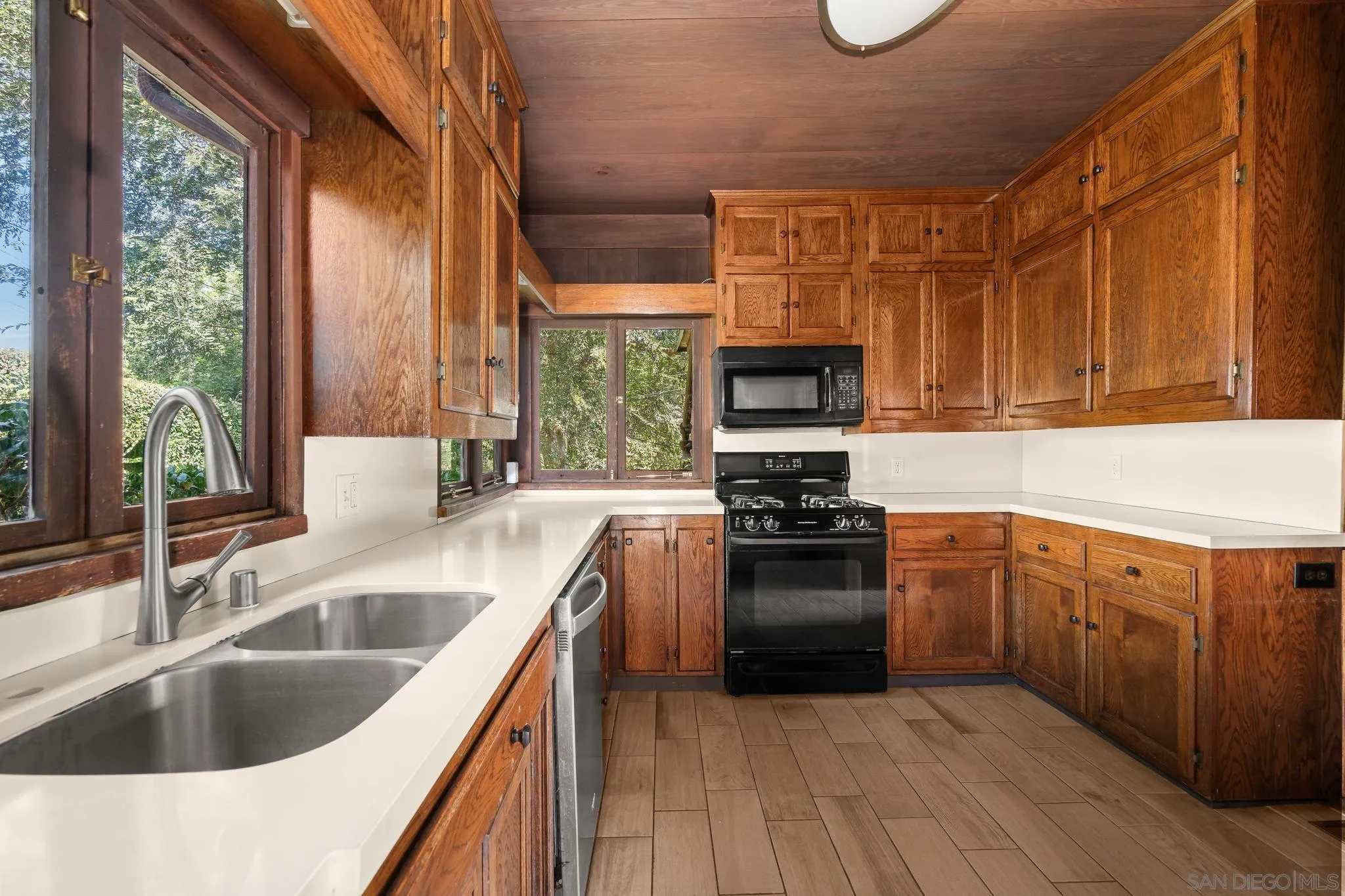 https://cdn.realtyfeed.com/cdn/127/260021844/44bbab3871cac3f804be61f4be7f777d.webp