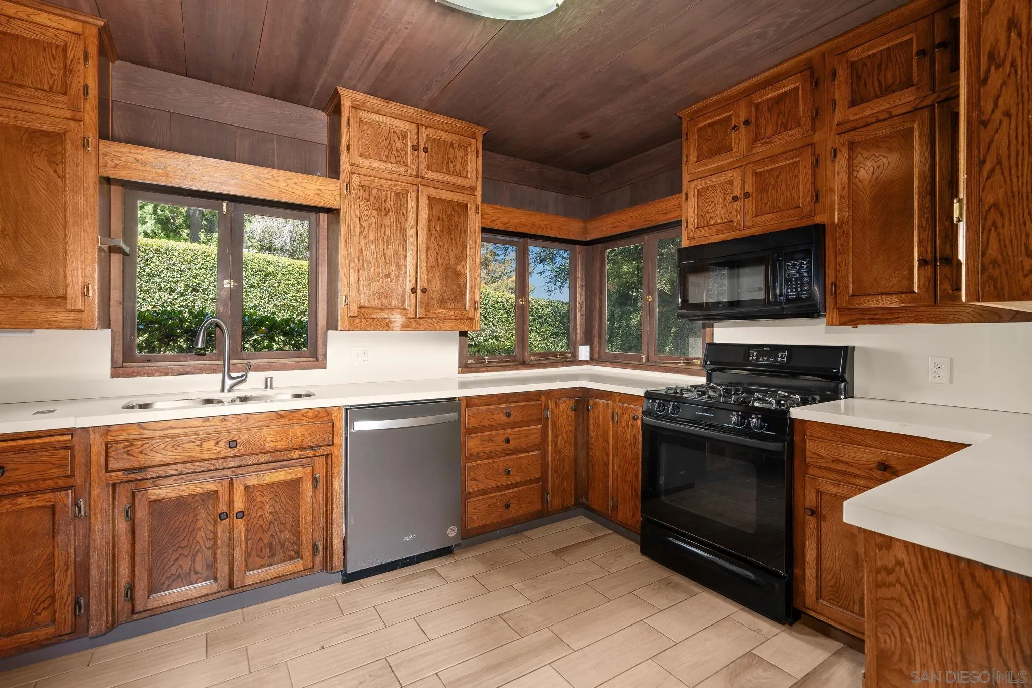 https://cdn.realtyfeed.com/cdn/127/260021844/f41c86cd5100d54dc6269b56e6cda604.webp