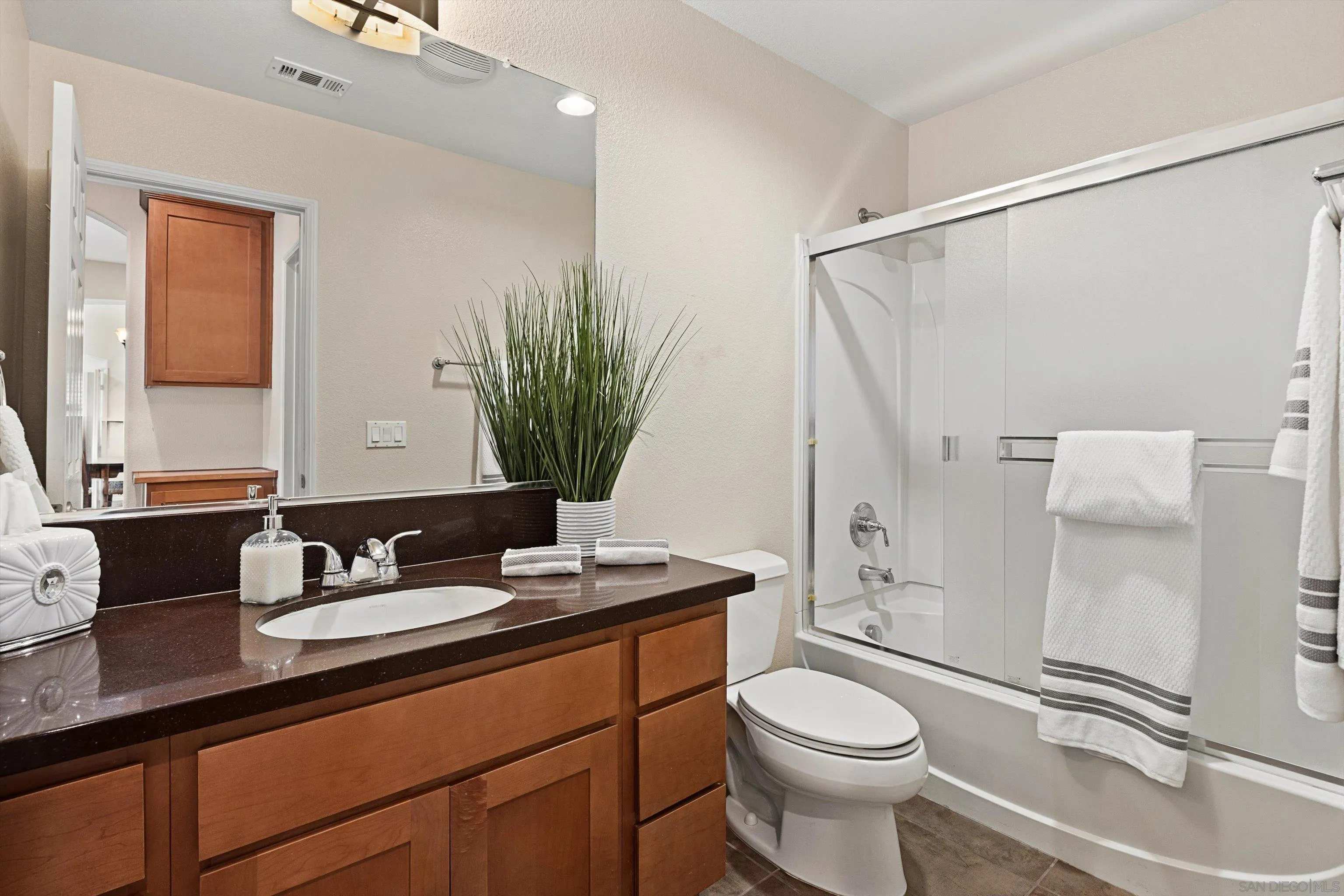 https://cdn.realtyfeed.com/cdn/127/260021877/55a6f5432039c92d62ae4bbd87eb7bb2.webp
