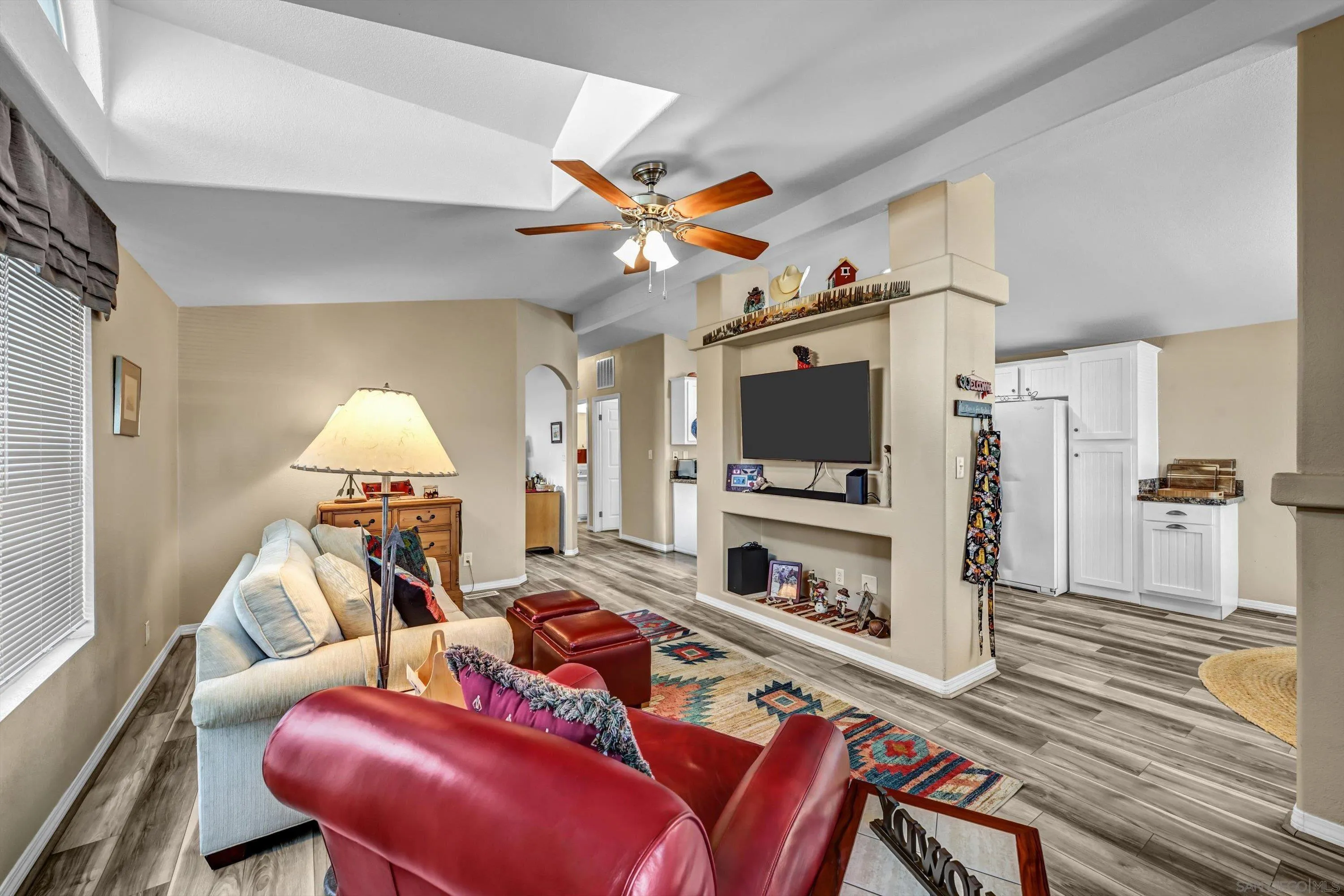 https://cdn.realtyfeed.com/cdn/127/260021887/37d16eac49c78e816640c12c00bffdb1.webp
